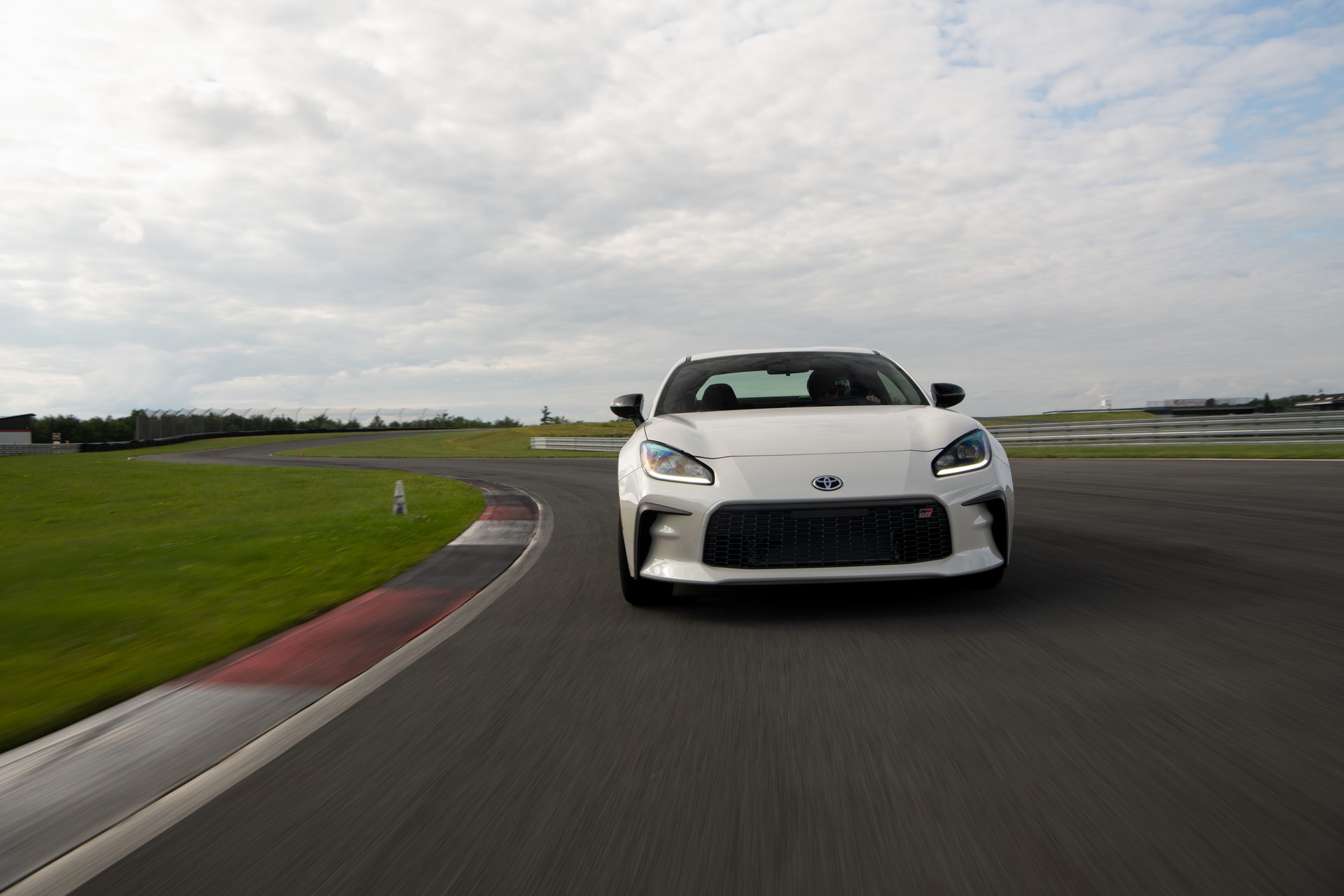 Download 2022 Toyota GR 86 - Front HD Wallpaper 1920x1280 #51