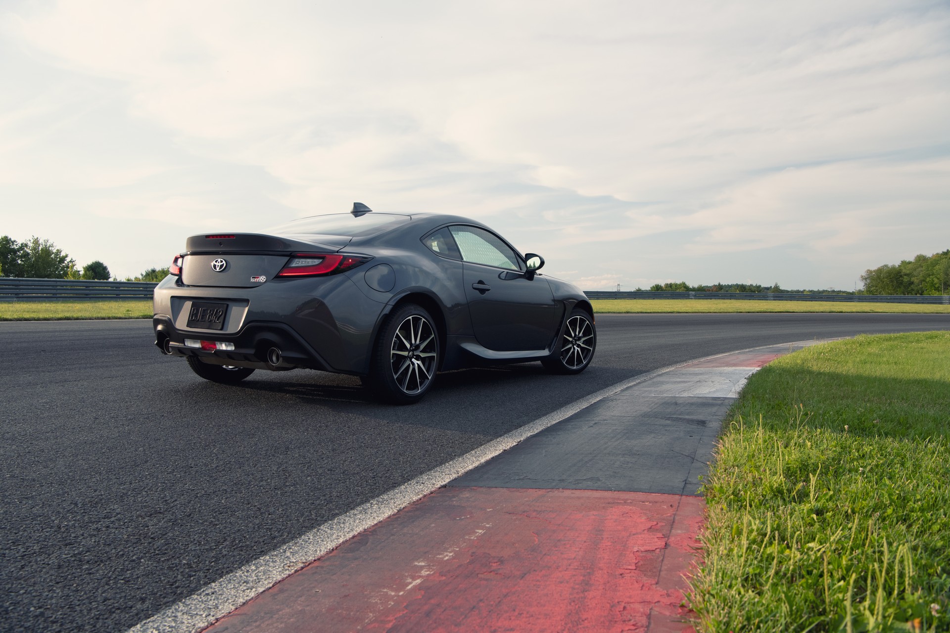 Download 2022 Toyota GR 86 - Rear Three-Quarter HD Wallpaper 1920x1280 #107