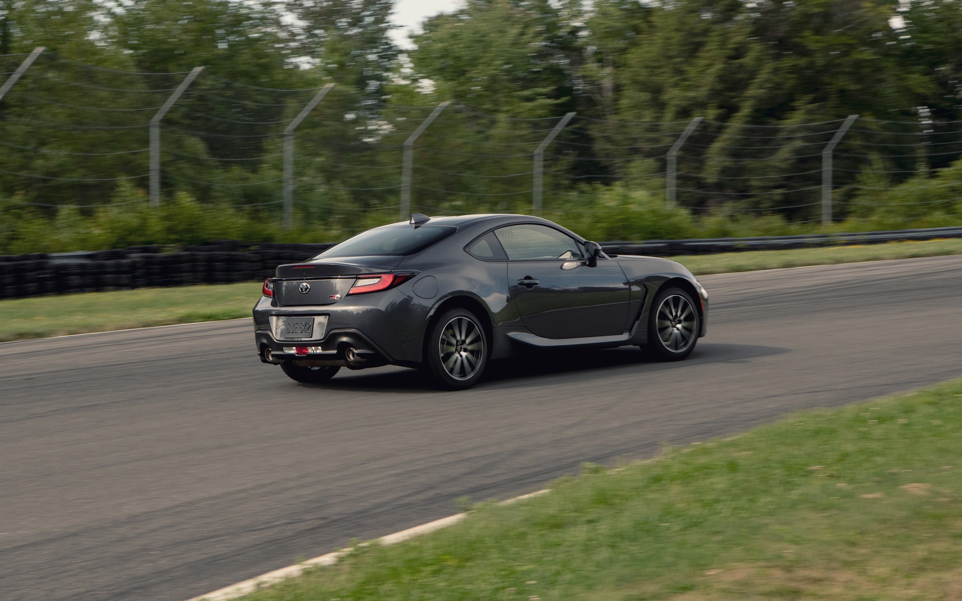 Download 2022 Toyota GR 86 - Rear Three-Quarter HD Wallpaper 1920x1199 #108