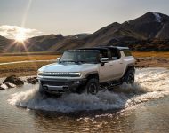 2024 GMC Hummer EV SUV - Front Three-Quarter Wallpaper 190x150