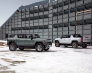 2024 GMC Hummer EV SUV - Front Three-Quarter Wallpaper 190x150