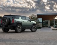 2024 GMC Hummer EV SUV - Rear Three-Quarter Wallpaper 190x150