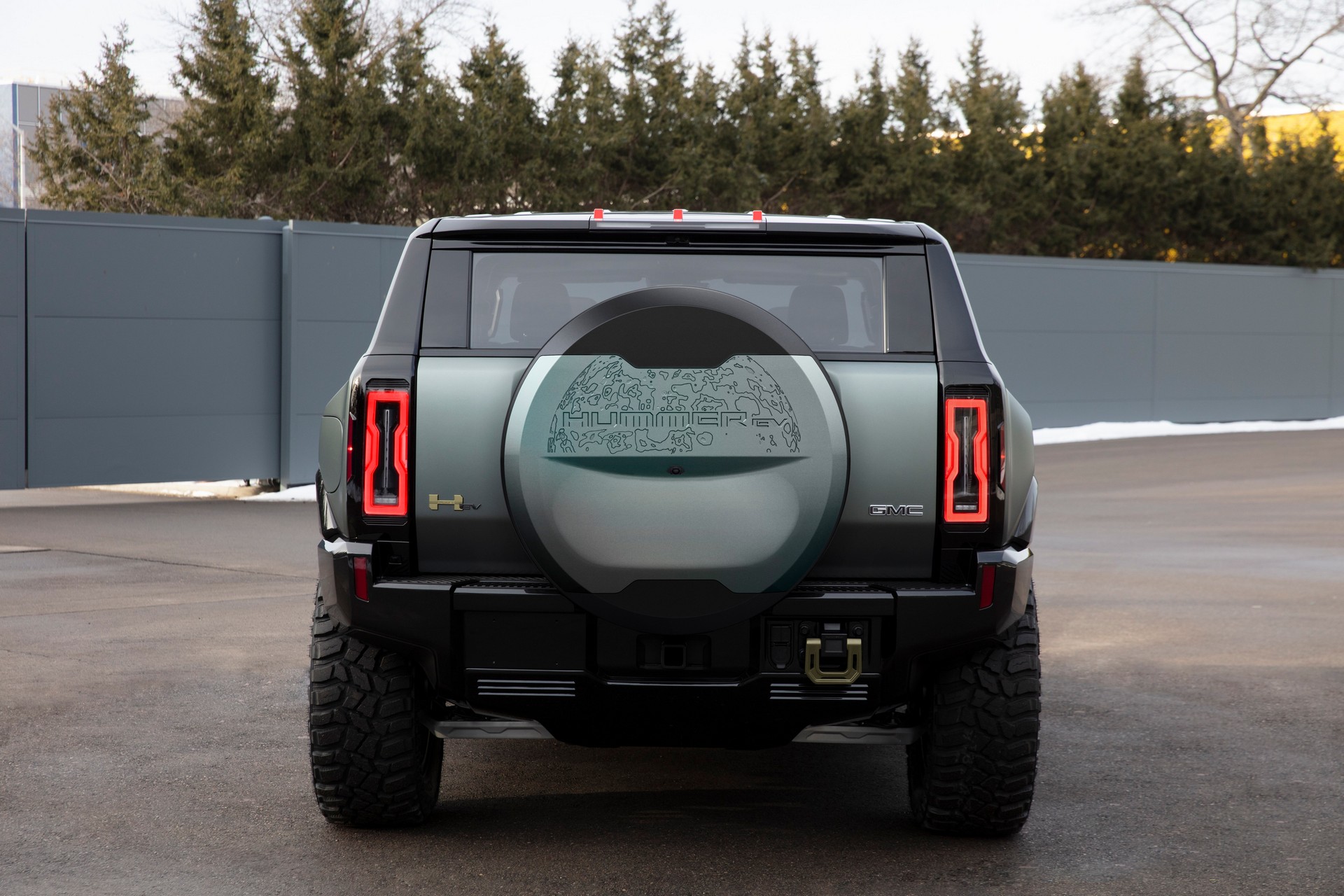 Download 2024 GMC Hummer EV SUV - Rear HD Wallpaper 1920x1280 #18