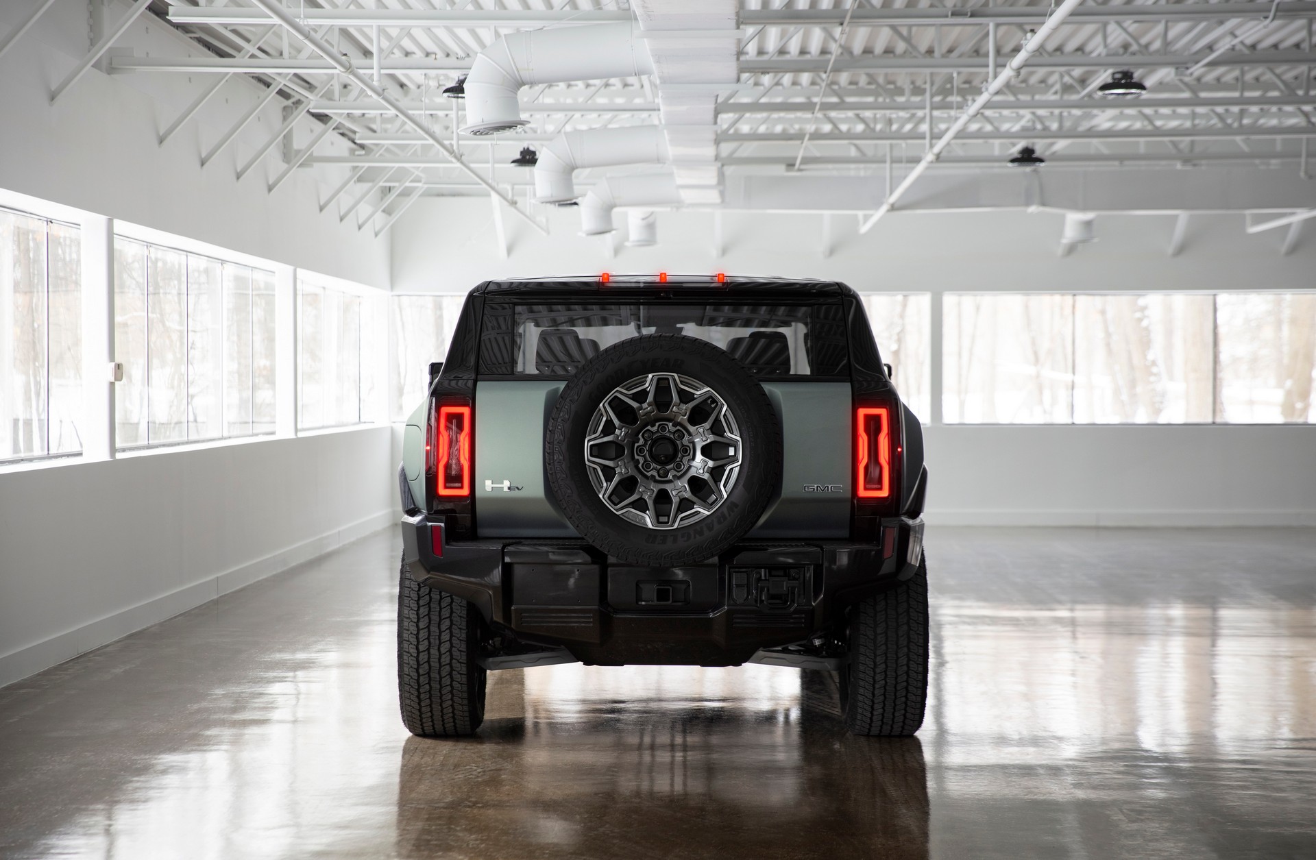 Download 2024 GMC Hummer EV SUV - Rear HD Wallpaper 1920x1255 #26