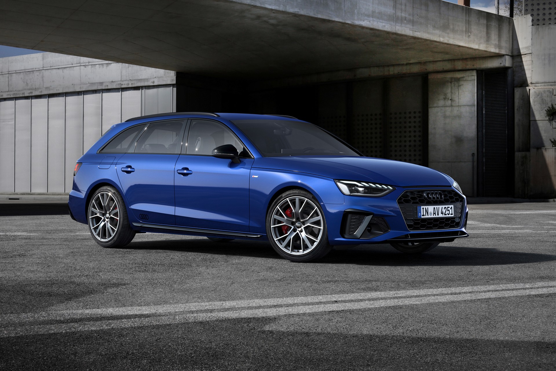 Download 2022 Audi A4 Avant S line competition plus - Front Three-Quarter HD Wallpaper 1920x1280 #8
