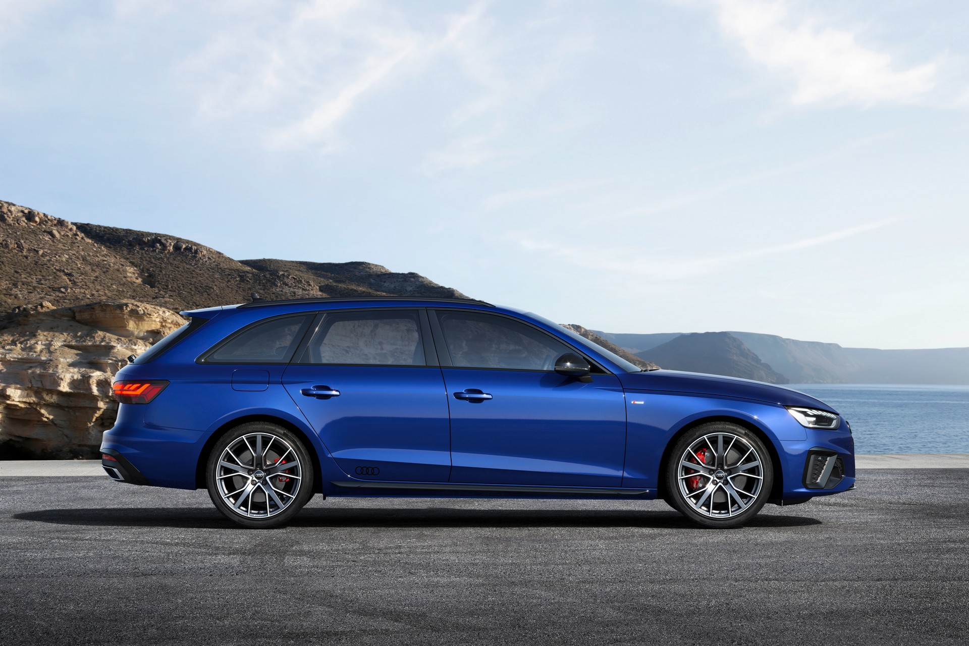 Download 2022 Audi A4 Avant S line competition plus - Side HD Wallpaper 1920x1280 #12