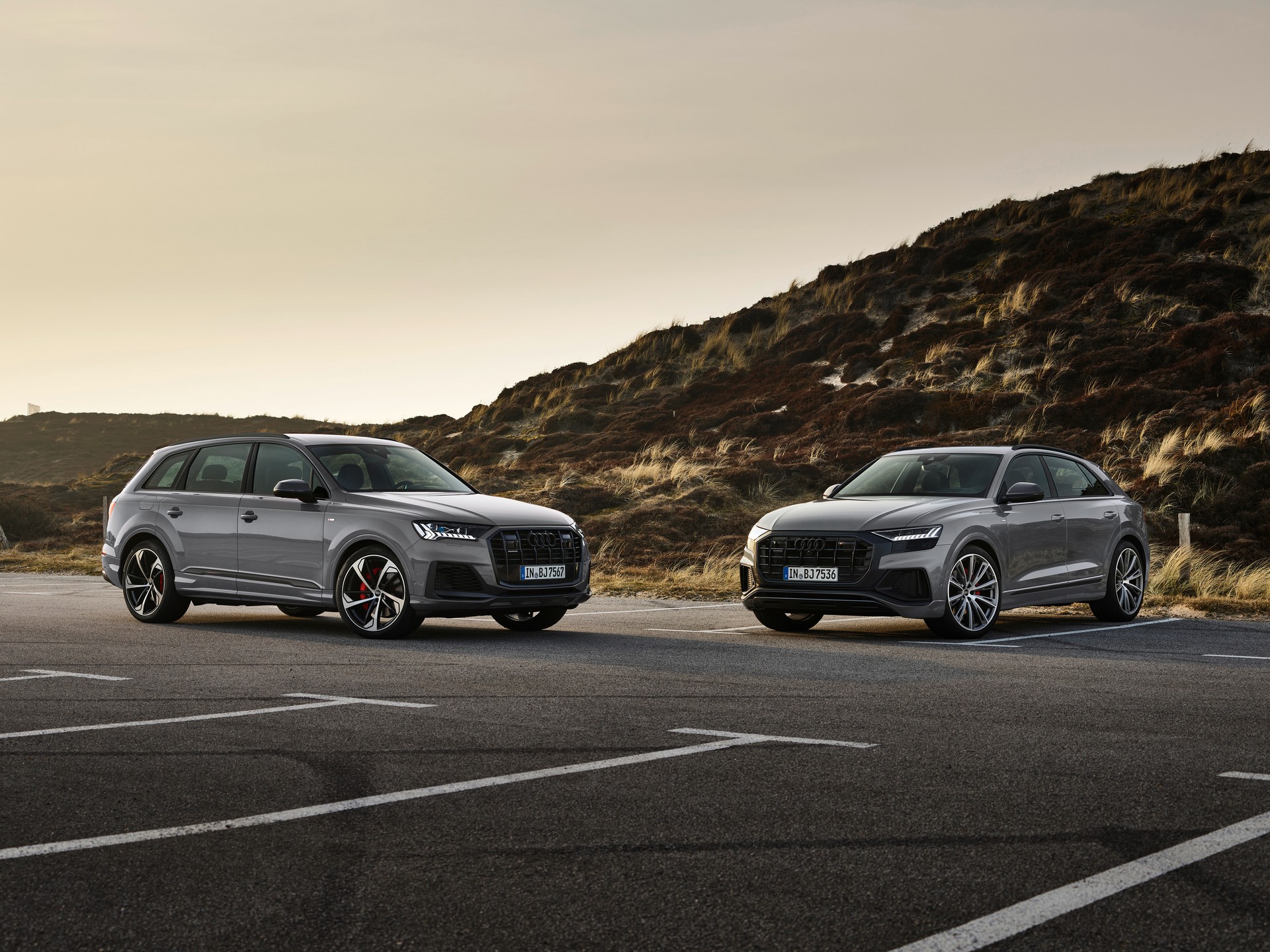 Download 2022 Audi Q7 competition plus - Front Three-Quarter HD Wallpaper 1920x1440 #18