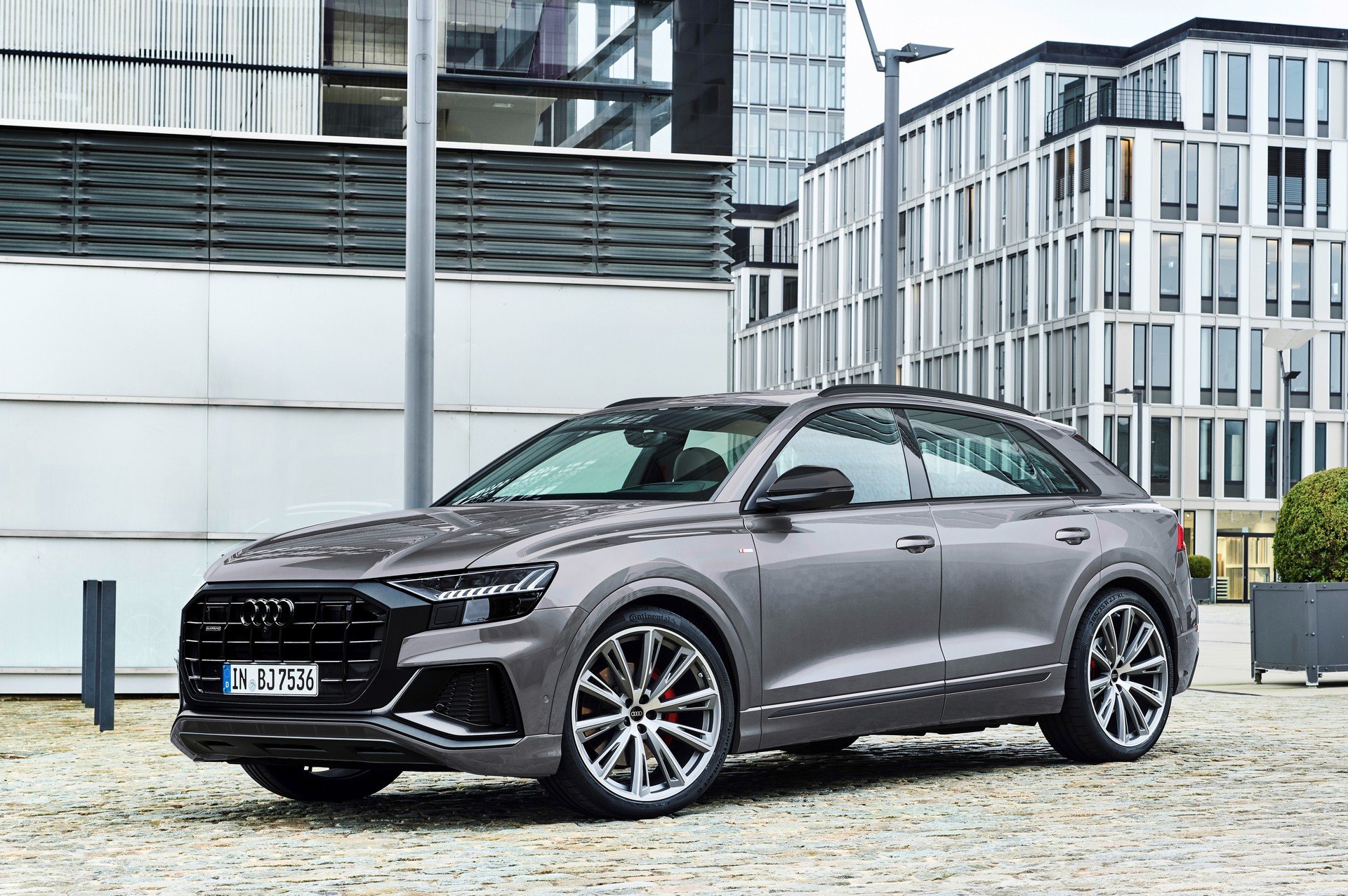 Download 2022 Audi Q7 competition plus - Front Three-Quarter HD Wallpaper 1920x1276 #5