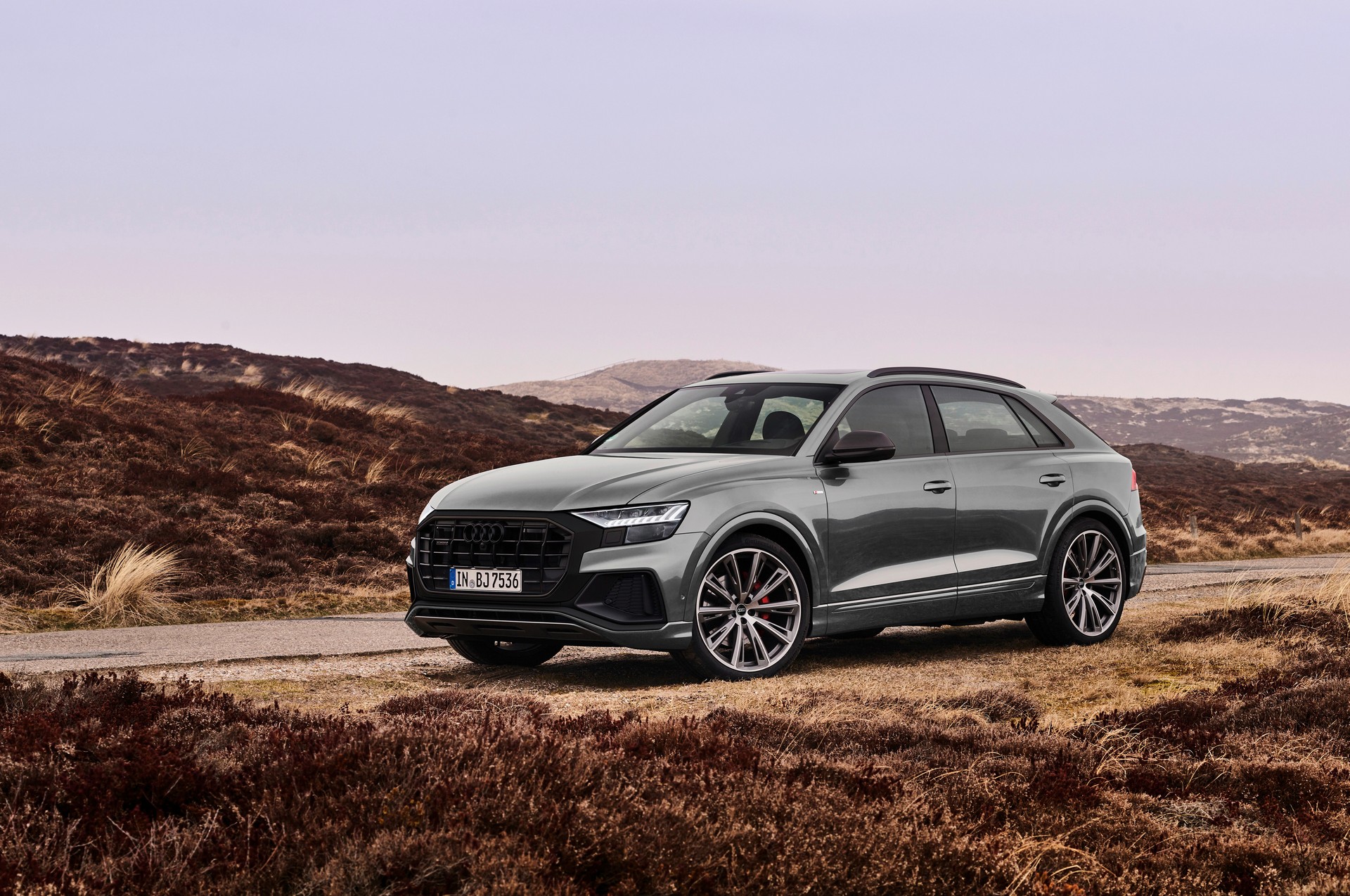 Download 2022 Audi Q7 competition plus - Front Three-Quarter HD Wallpaper 1920x1274 #20