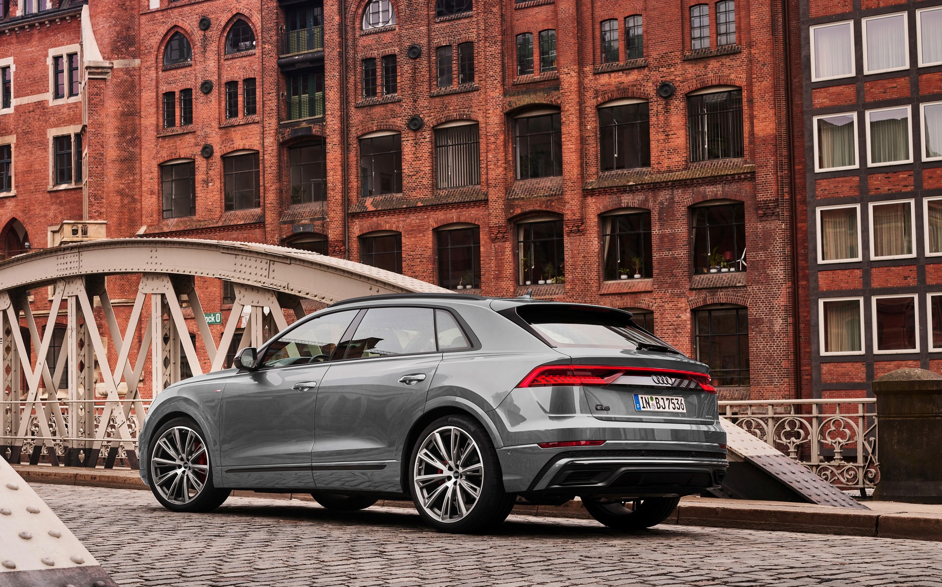 Download 2022 Audi Q7 competition plus - Rear Three-Quarter HD Wallpaper 1920x1196 #8
