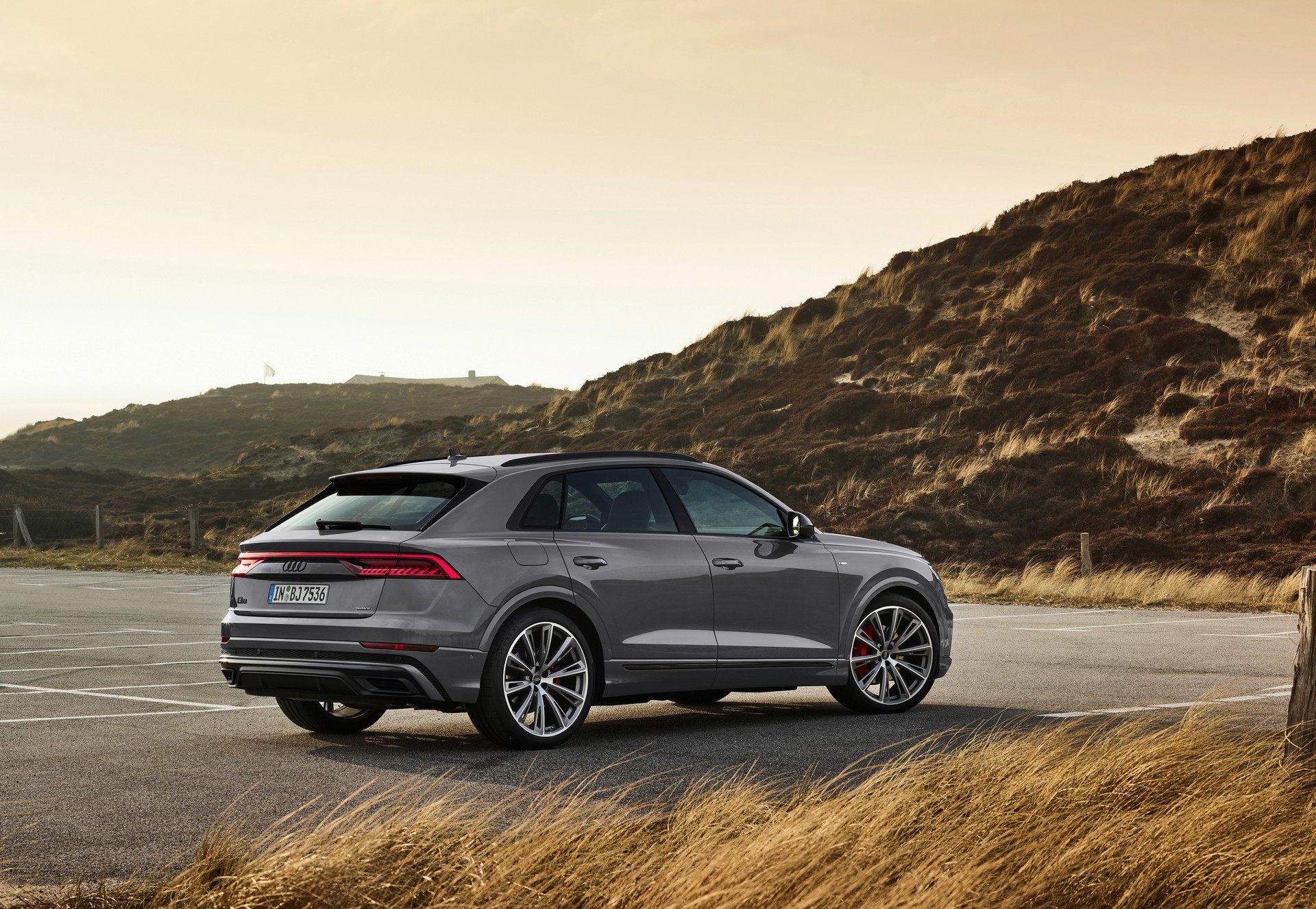 Download 2022 Audi Q7 competition plus - Rear Three-Quarter HD Wallpaper 1920x1326 #23