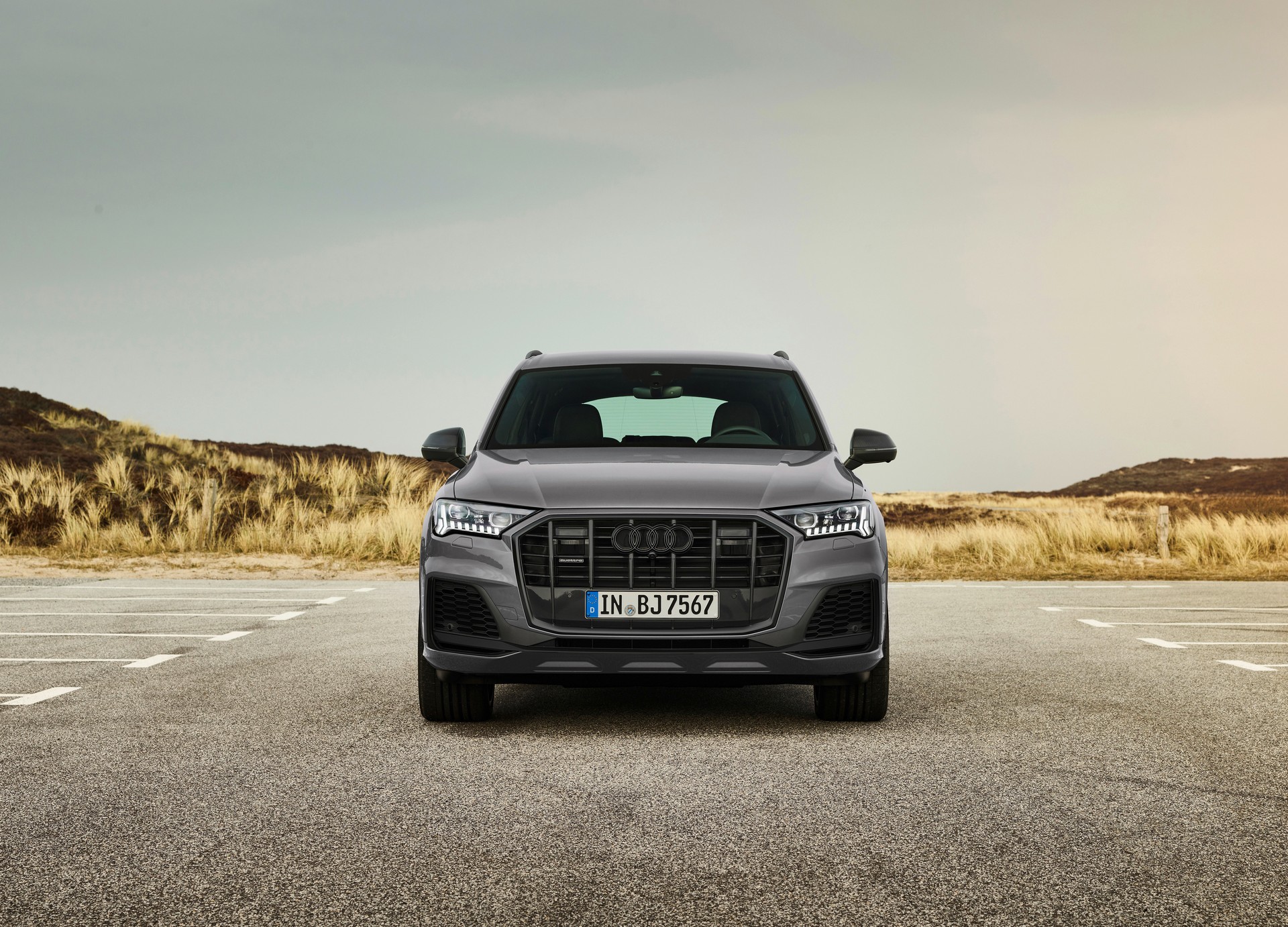 Download 2022 Audi Q8 competition plus - Front HD Wallpaper 1920x1382 #2