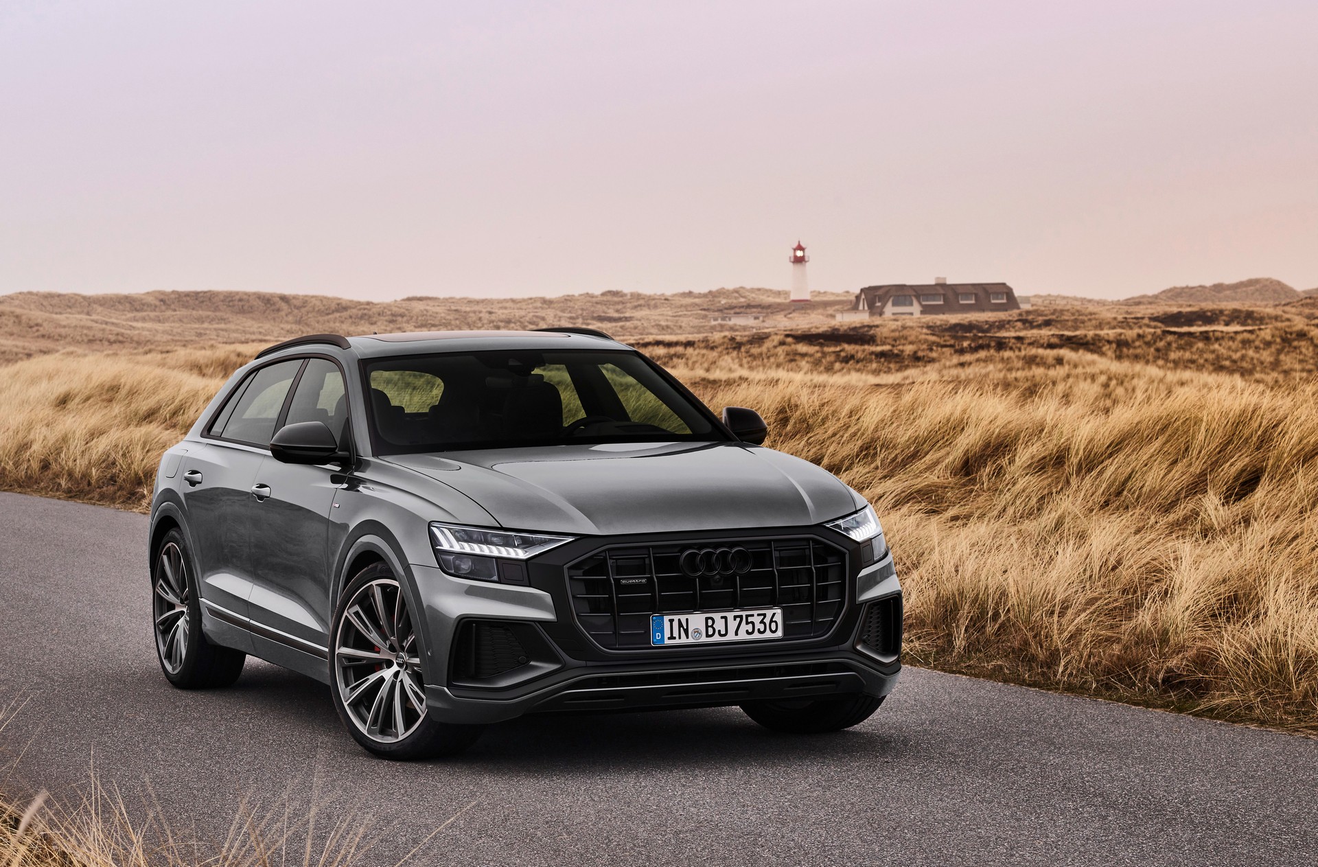Download 2022 Audi Q8 competition plus - Front HD Wallpaper 1920x1263 #1