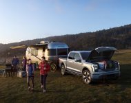 2022 Ford F-150 Lightning Platinum - Front Three-Quarter Wallpaper 190x150