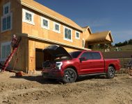2022 Ford F-150 Lightning Platinum - Front Three-Quarter Wallpaper 190x150