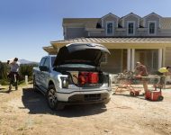 2022 Ford F-150 Lightning Platinum - Front Three-Quarter Wallpaper 190x150