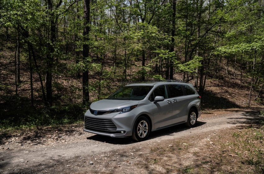 2022 Toyota Sienna Woodland Special Edition - Front Three-Quarter Wallpaper 850x560 #8