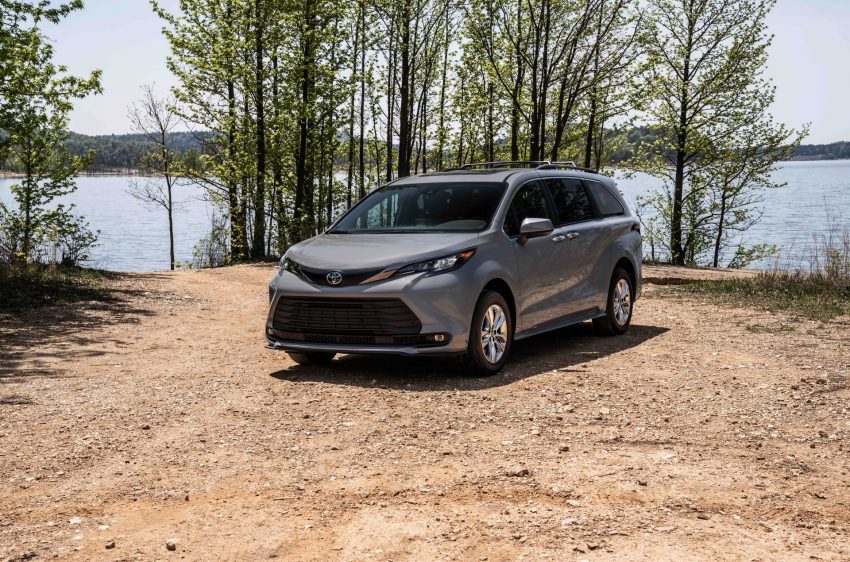 2022 Toyota Sienna Woodland Special Edition - Front Three-Quarter Wallpaper 850x562 #1
