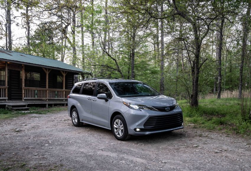 2022 Toyota Sienna Woodland Special Edition - Front Three-Quarter Wallpaper 850x579 #5