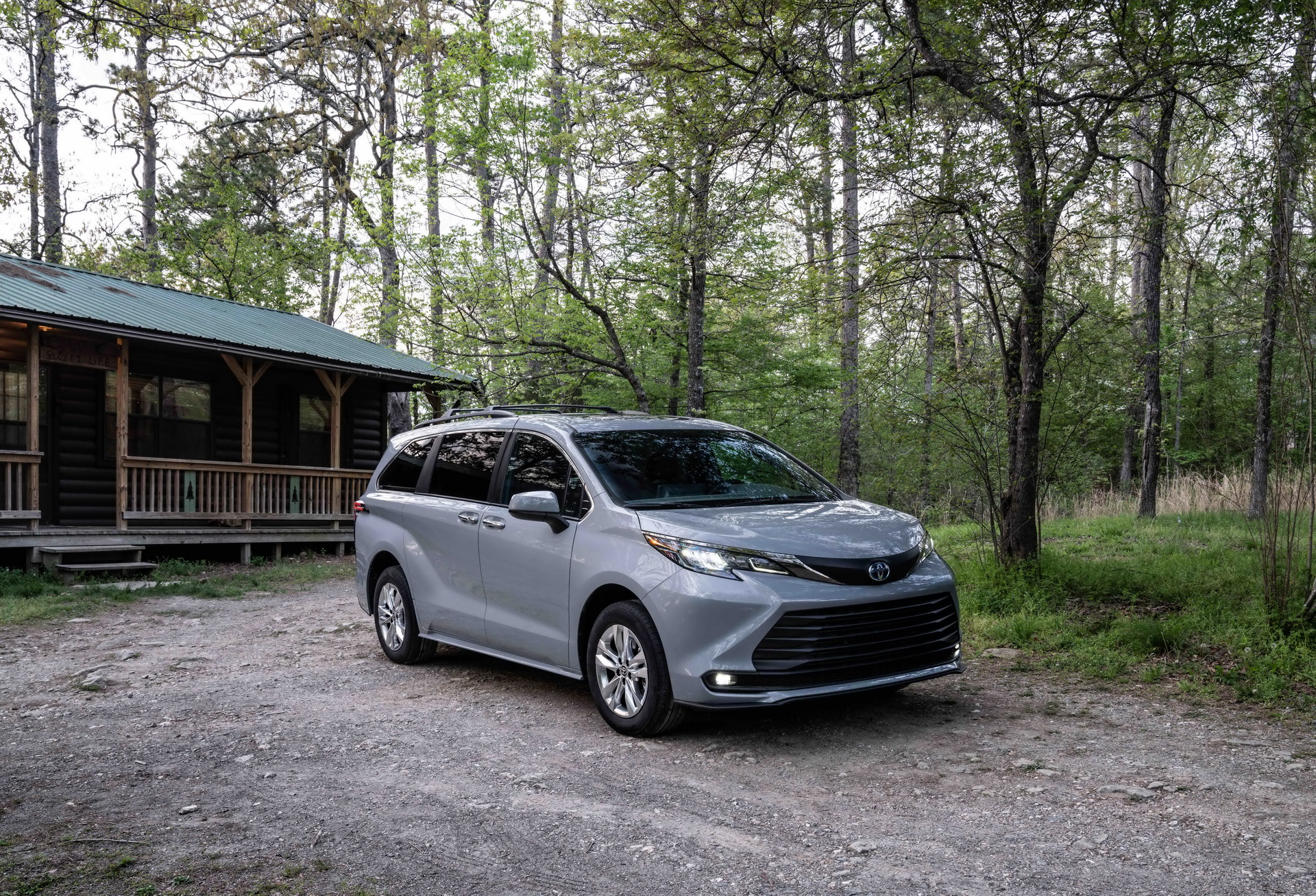 Download 2022 Toyota Sienna Woodland Special Edition - Front Three-Quarter HD Wallpaper 1920x1308 #5
