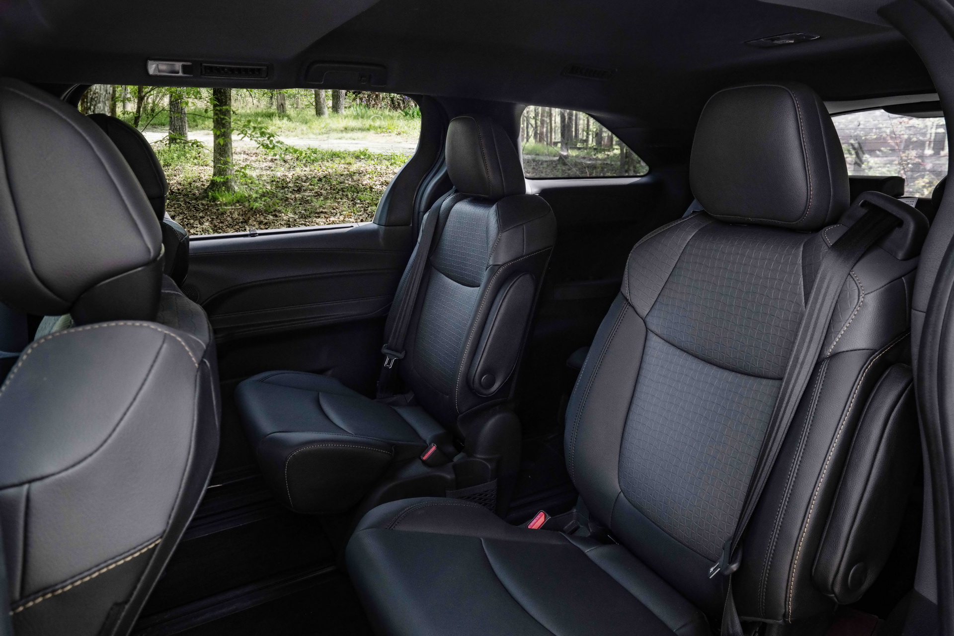 Download 2022 Toyota Sienna Woodland Special Edition - Interior, Rear Seats HD Wallpaper 1920x1280 #21