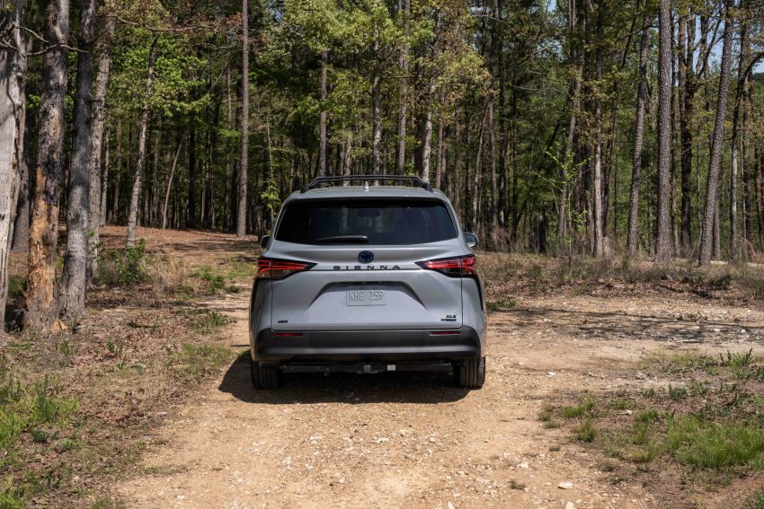 2022 Toyota Sienna Woodland Special Edition - Rear Wallpaper 850x567 #7