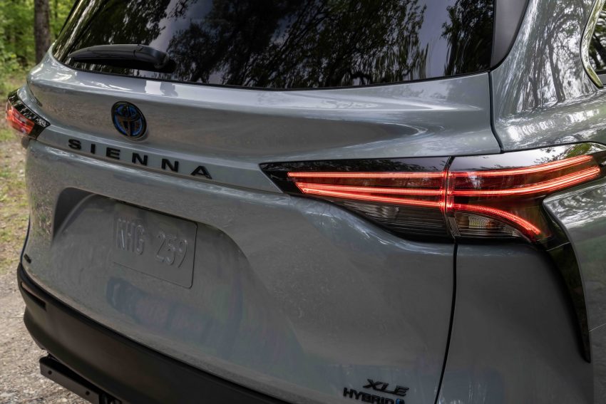 2022 Toyota Sienna Woodland Special Edition - Tail Light Wallpaper 850x567 #13
