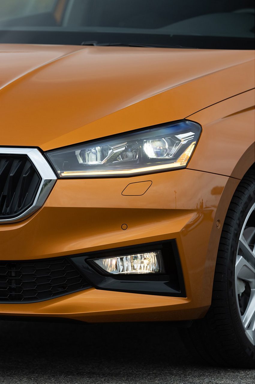 2022 Škoda Fabia - Headlight Phone Wallpaper 850x1277 #90