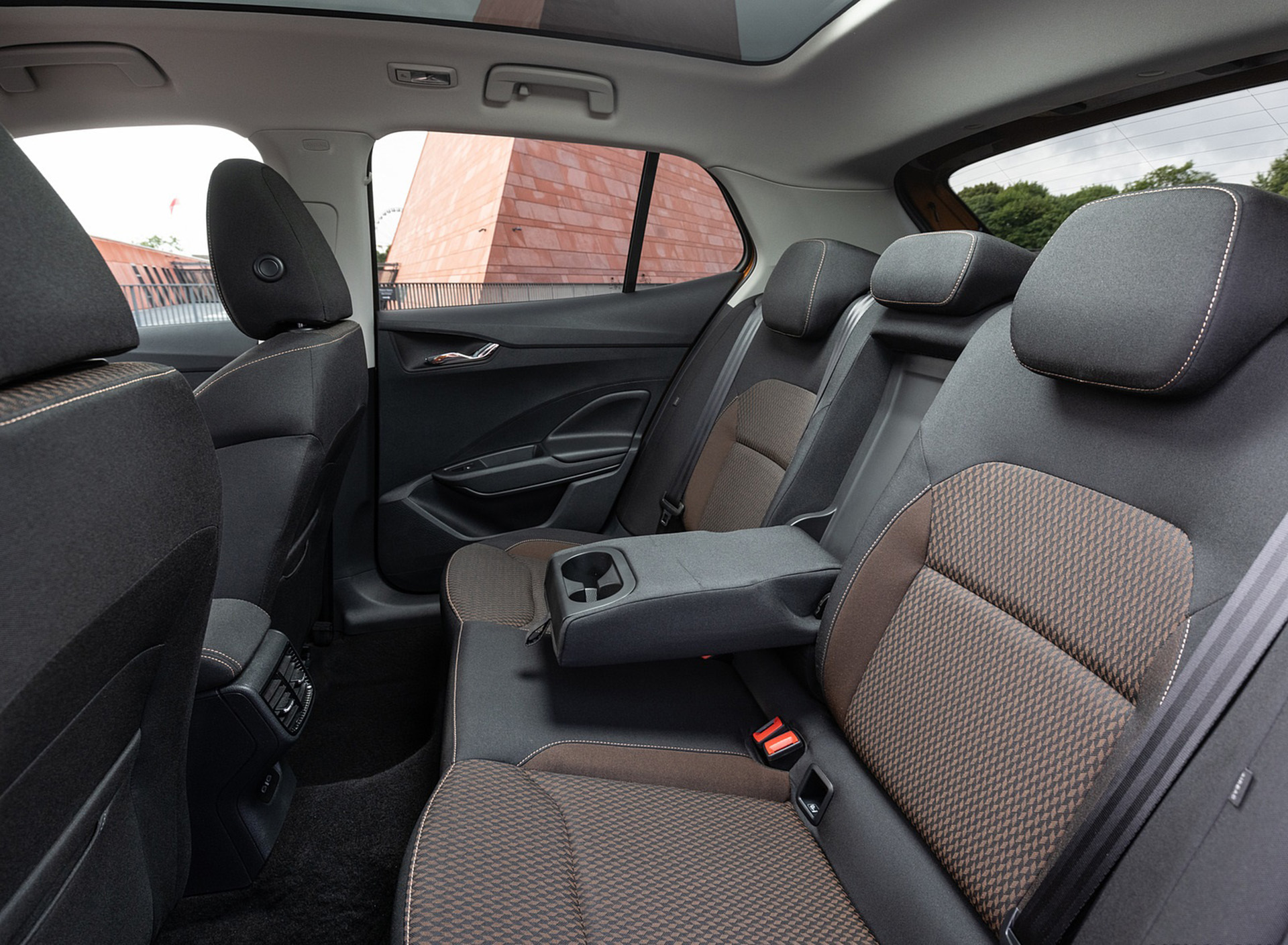 Download 2022 Škoda Fabia - Interior, Rear Seats HD Wallpaper 1920x1409 #124