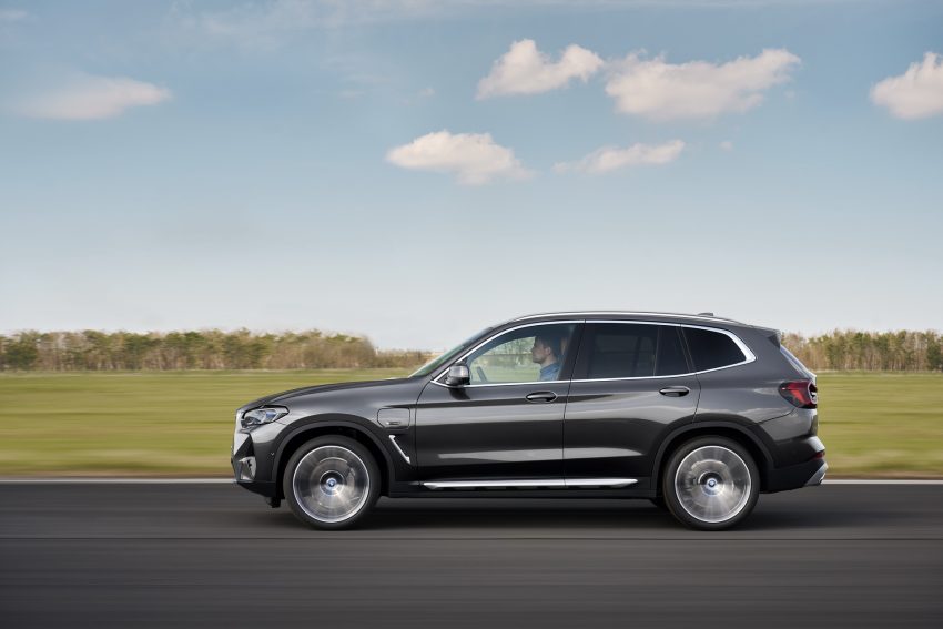 2022 BMW X3 xDrive 30e - Side Wallpaper 850x567 #12