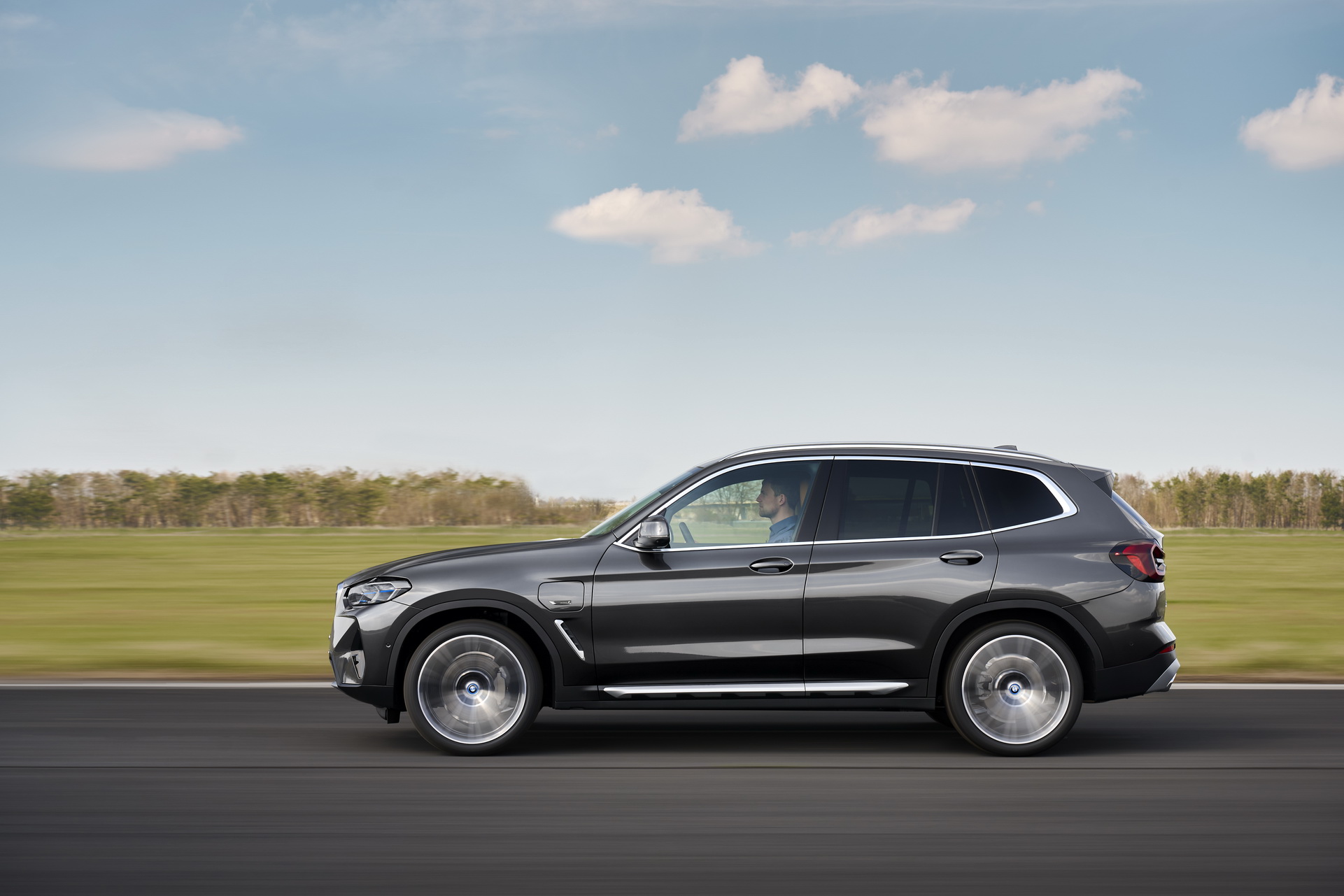 2022 BMW X3 xDrive 30e Side Wallpapers 12 MotorTread