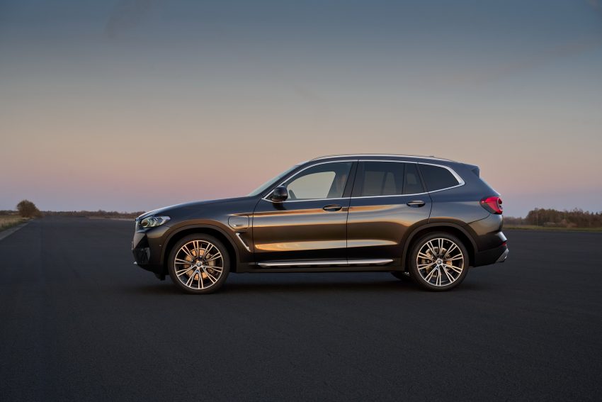 2022 BMW X3 xDrive 30e - Side Wallpaper 850x567 #16