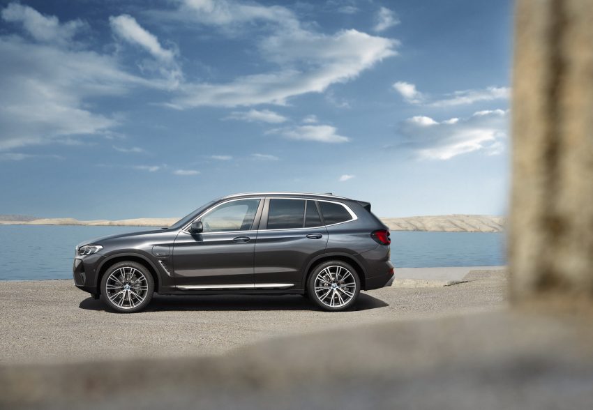 2022 BMW X3 xDrive 30e - Side Wallpaper 850x588 #22