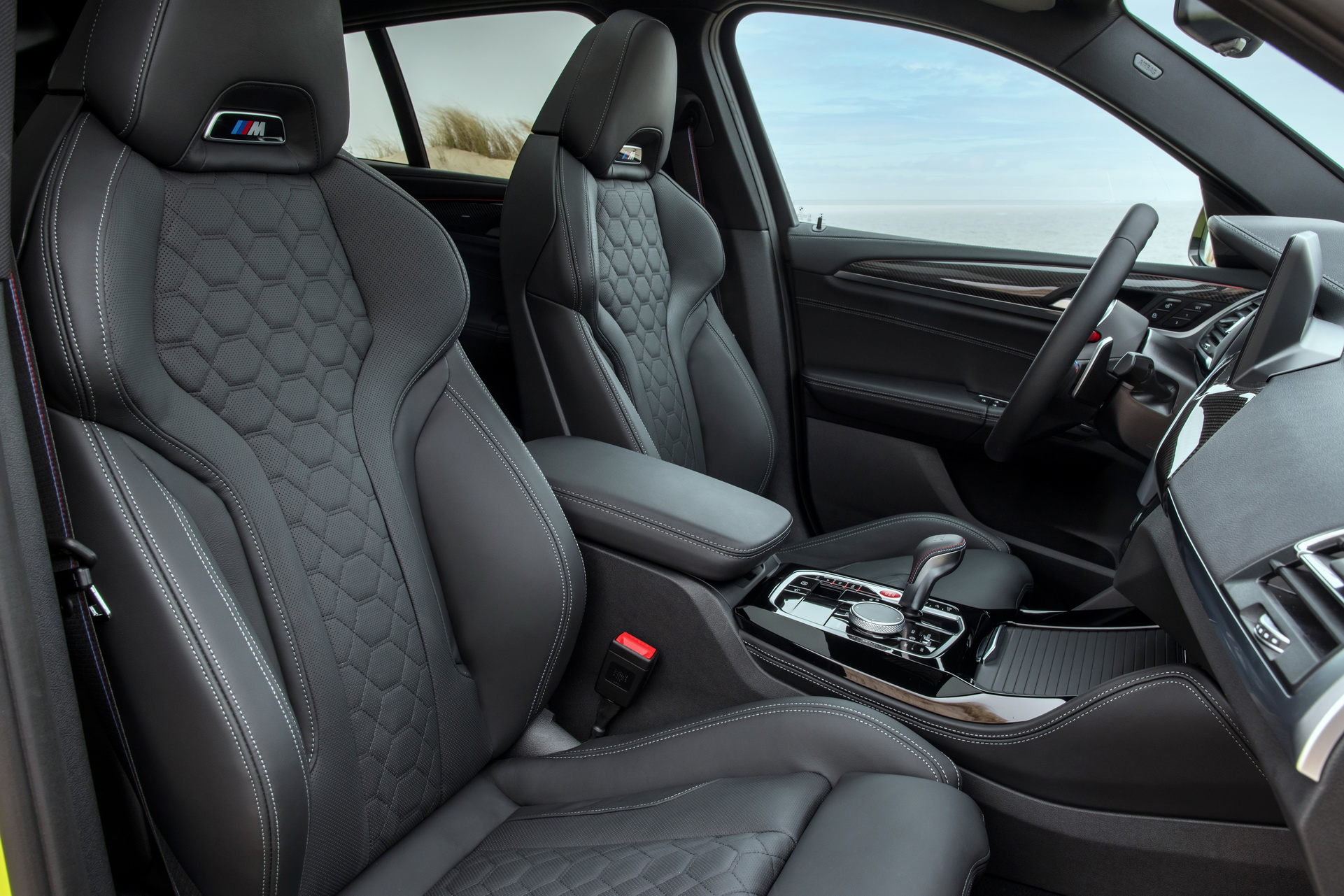 Download 2022 BMW X4 M Competition - Interior, Front Seats HD Wallpaper 1921x1281 #44