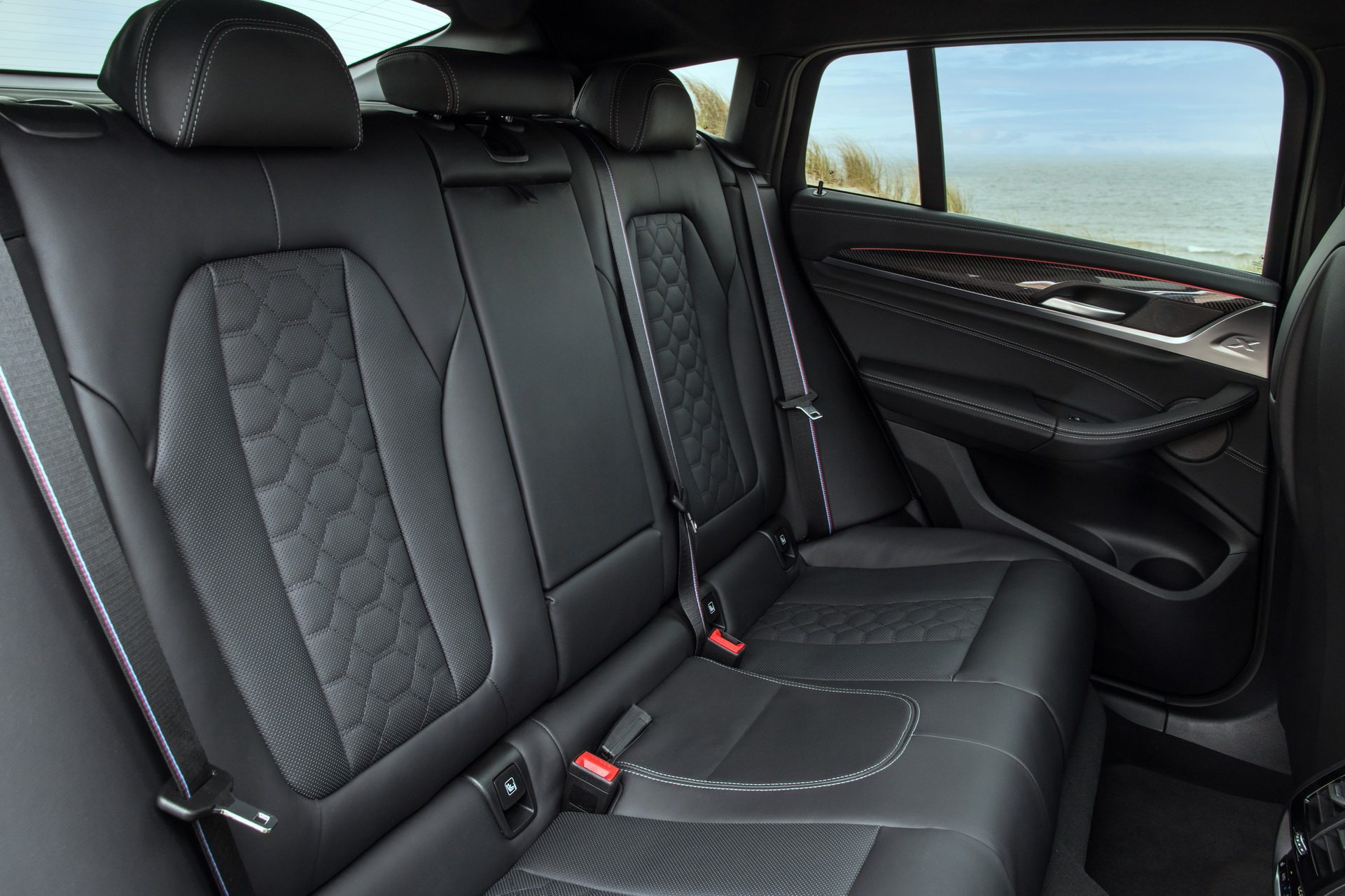 Download 2022 BMW X4 M Competition - Interior, Rear Seats HD Wallpaper 1921x1281 #54