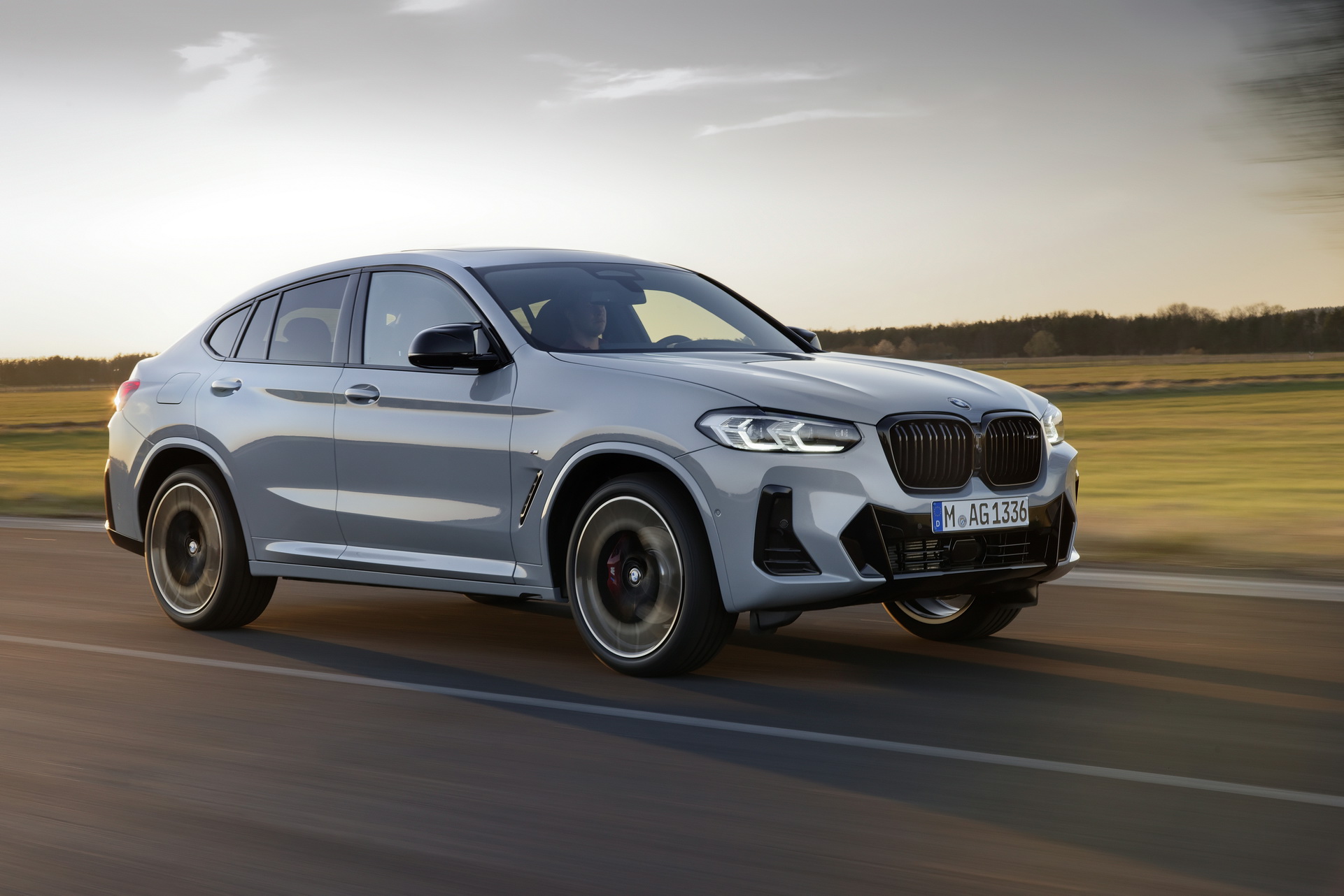Download 2022 BMW X4 M40i - Front Three-Quarter HD Wallpaper 1921x1282 #2