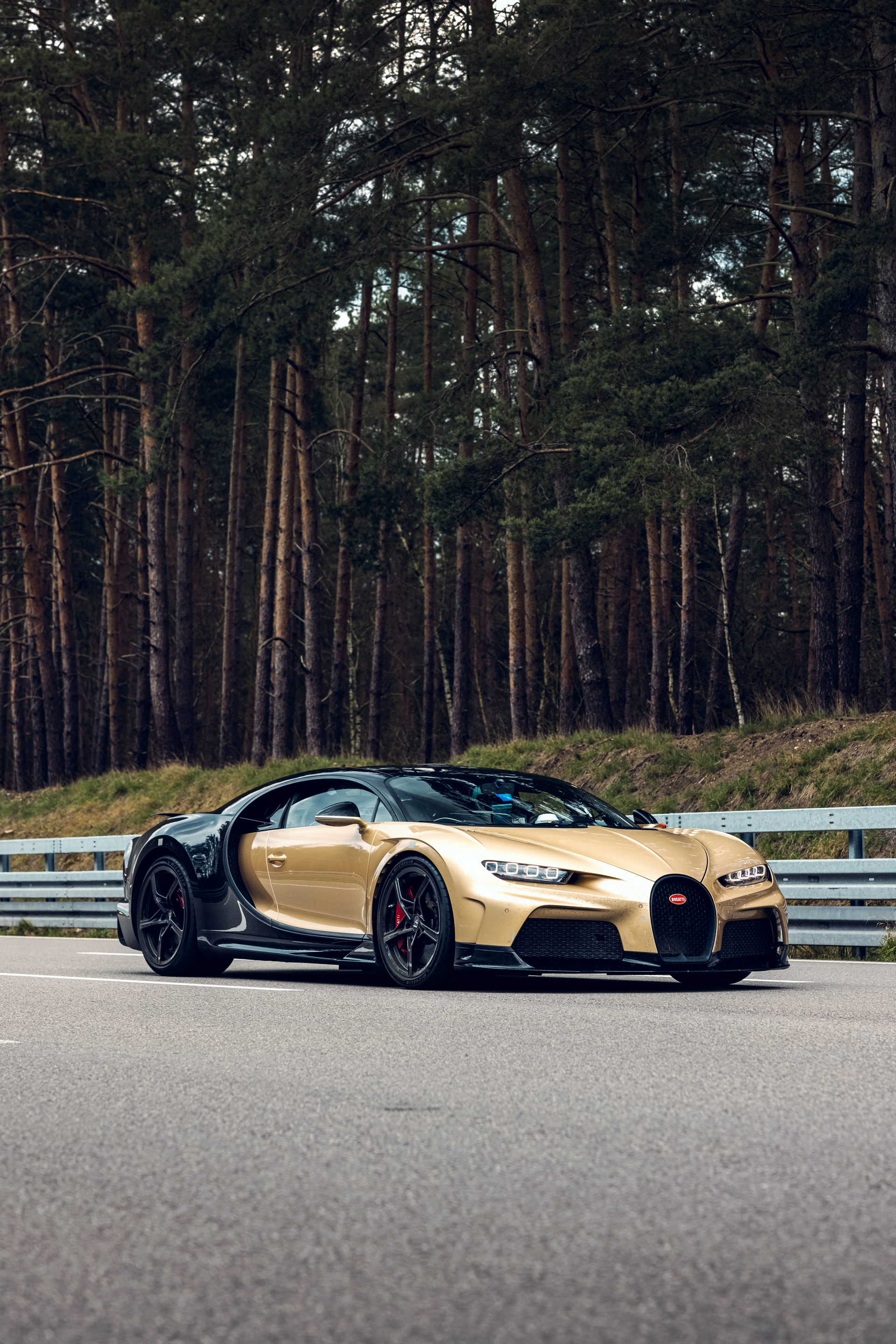 Download 2022 Bugatti Chiron Super Sport - Front HD Phone Wallpaper 1920x2879 #8