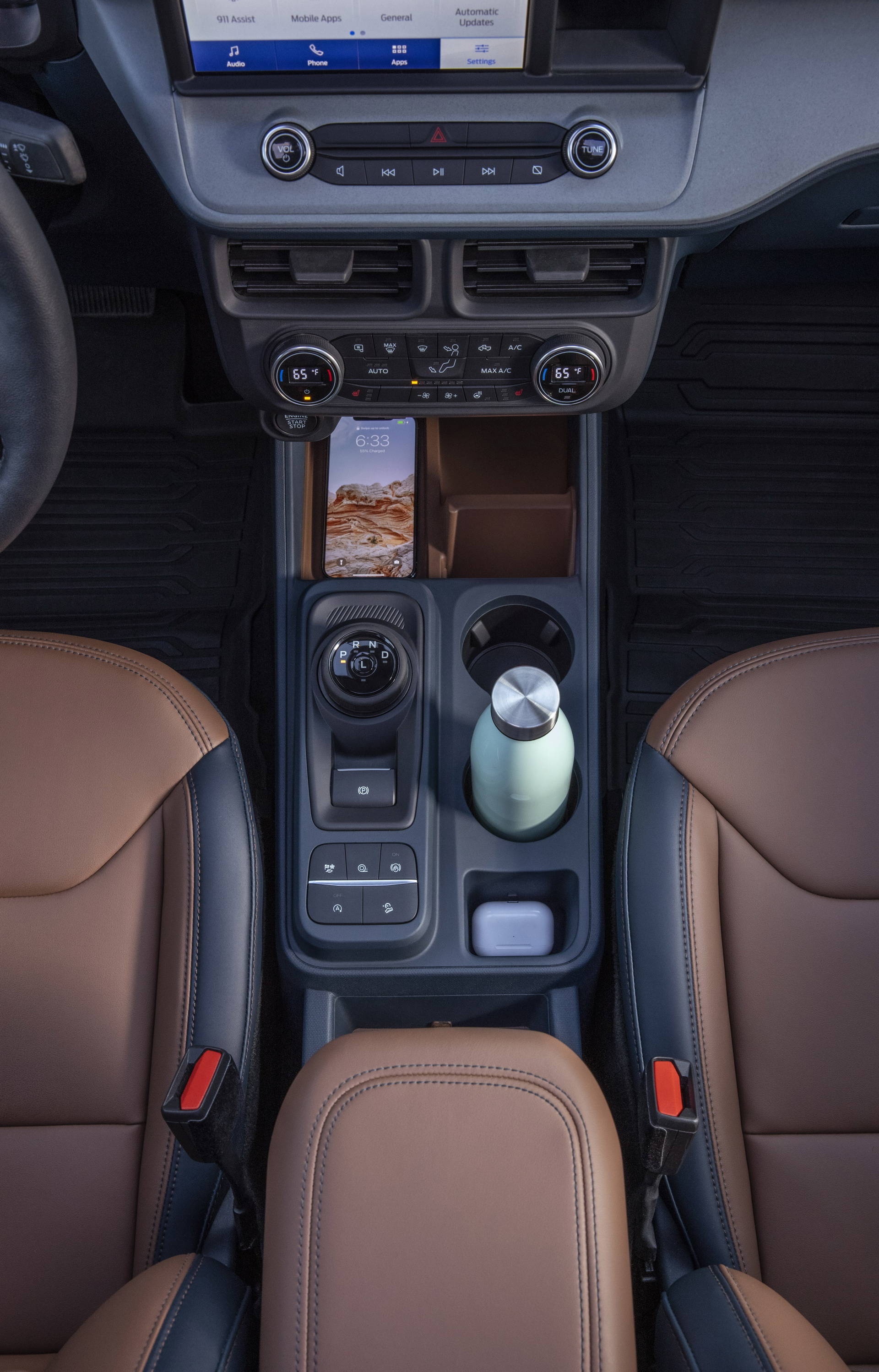 Download 2022 Ford Maverick 2L-EcoBoost AWD Lariat - Central Console HD Phone Wallpaper 1920x2997 #29