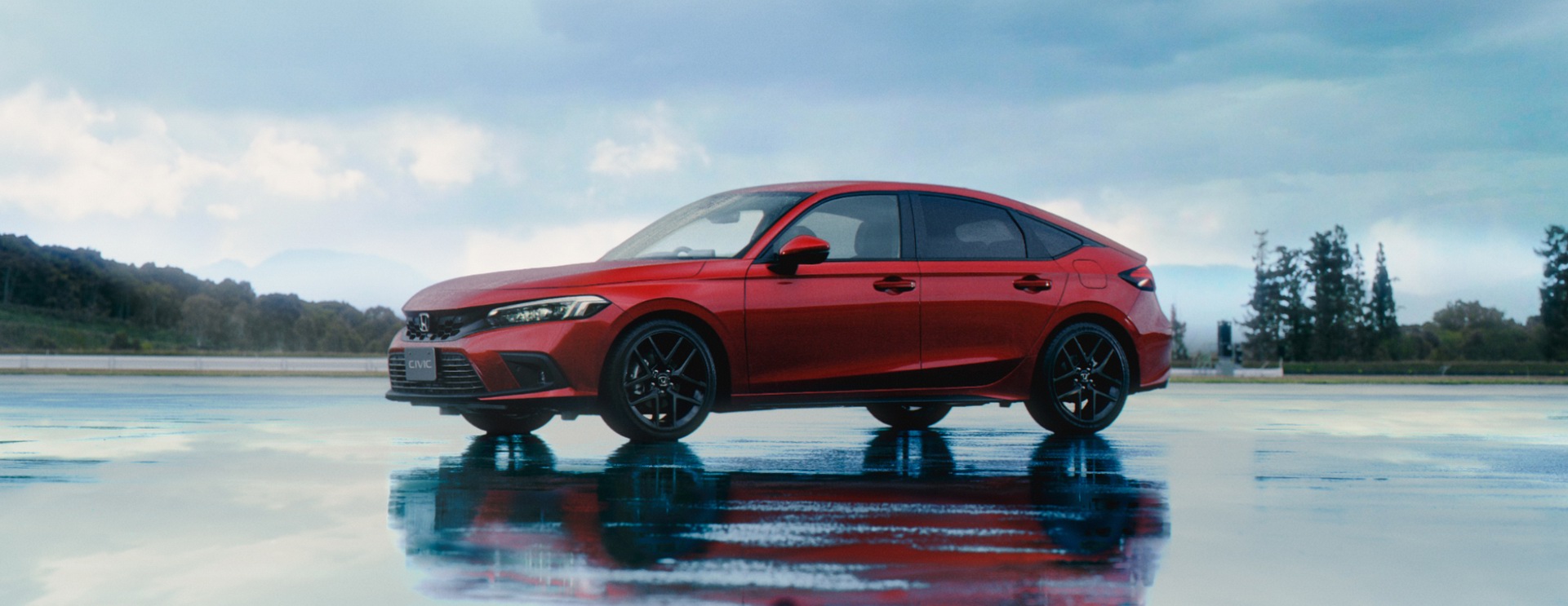 Download 2022 Honda Civic Hatchback [JP-spec] - Front Three-Quarter HD Wallpaper 1921x743 #34