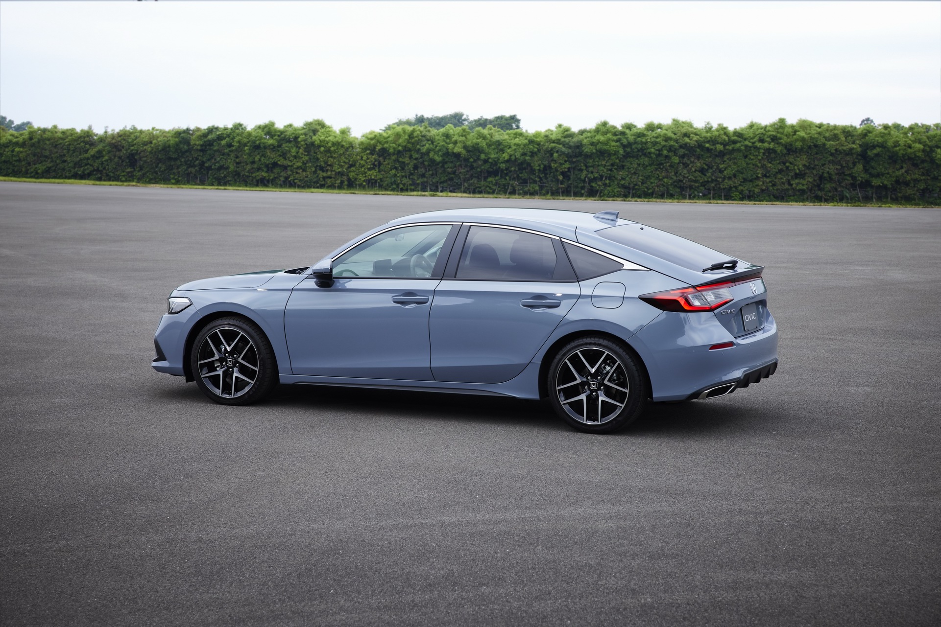 Download 2022 Honda Civic Hatchback [JP-spec] - Rear Three-Quarter HD Wallpaper 1921x1281 #29