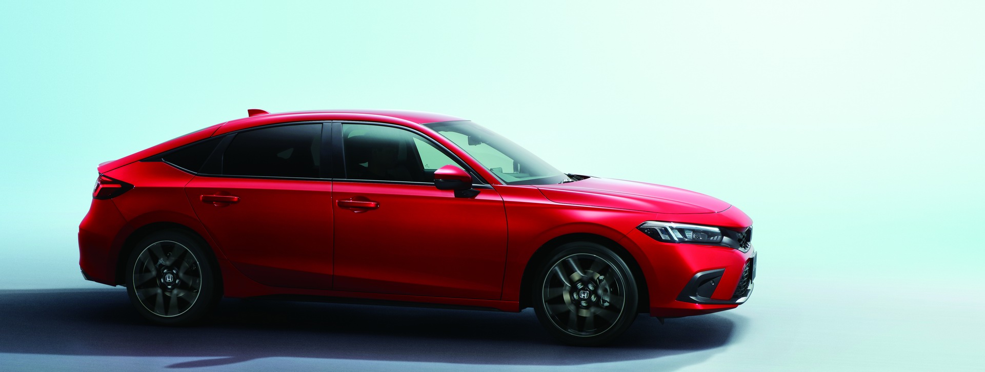 Download 2022 Honda Civic Hatchback [JP-spec] - Side HD Wallpaper 1921x726 #37