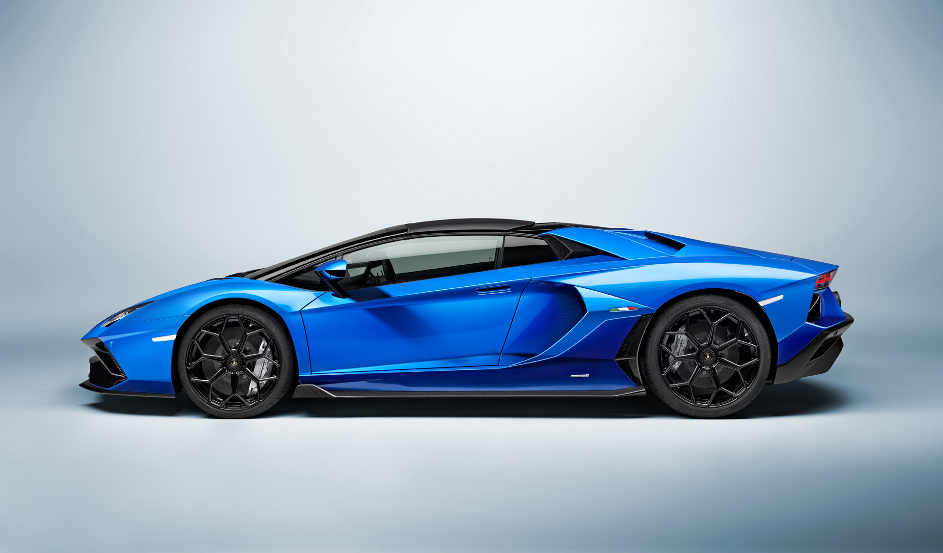 Download 2022 Lamborghini Aventador LP 780-4 Ultimae Roadster - Side HD Wallpaper 1920x1126 #52