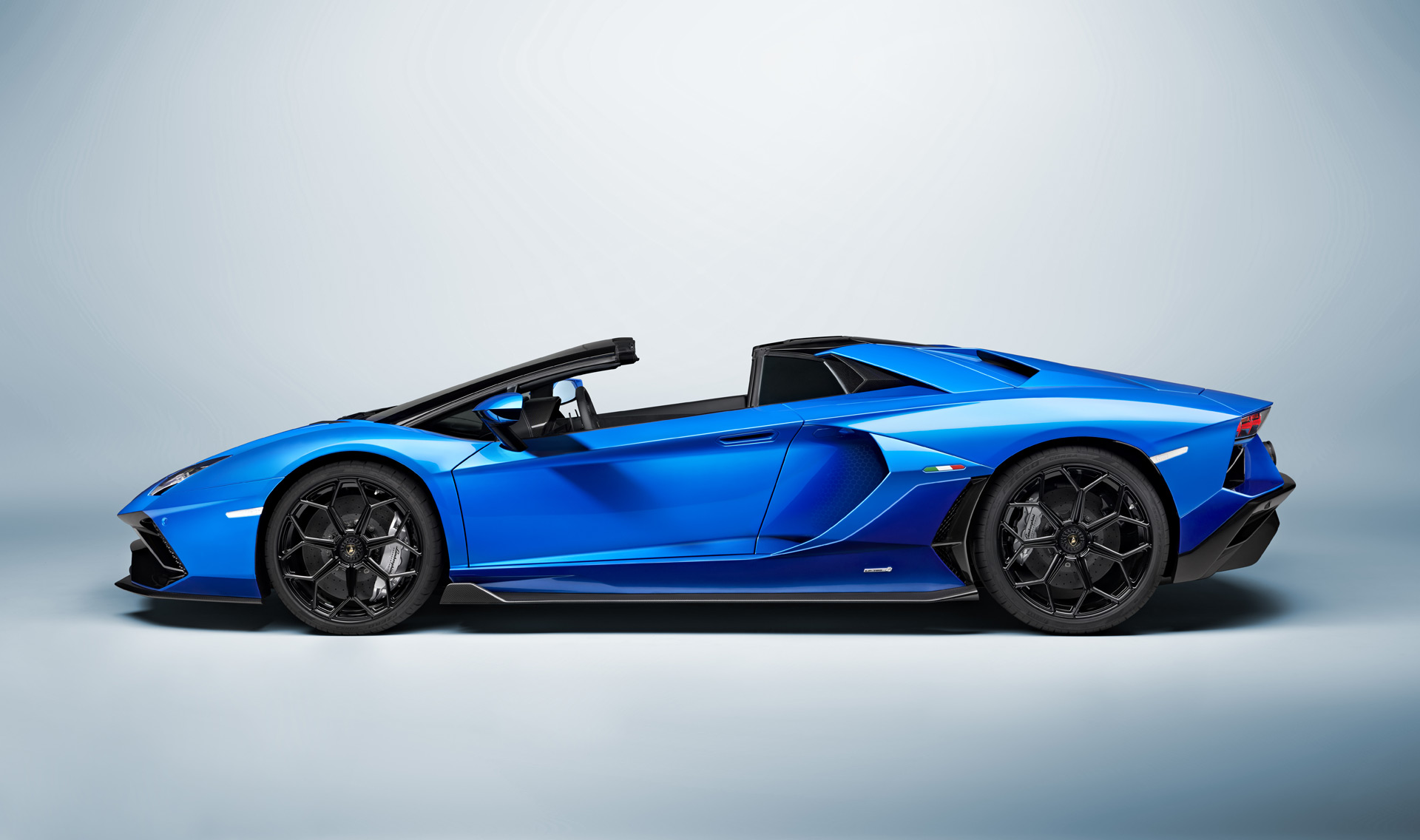 Download 2022 Lamborghini Aventador LP 780-4 Ultimae Roadster - Side HD Wallpaper 1920x1136 #53