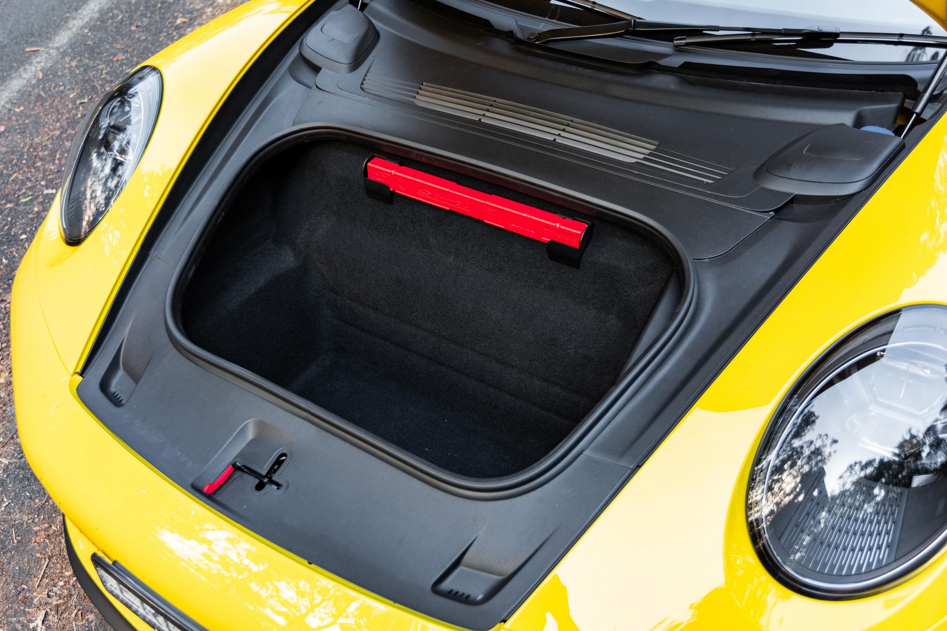 Download 2022 Porsche 911 Carrera GTS - Front Storage Compartment HD Wallpaper 1920x1280 #43