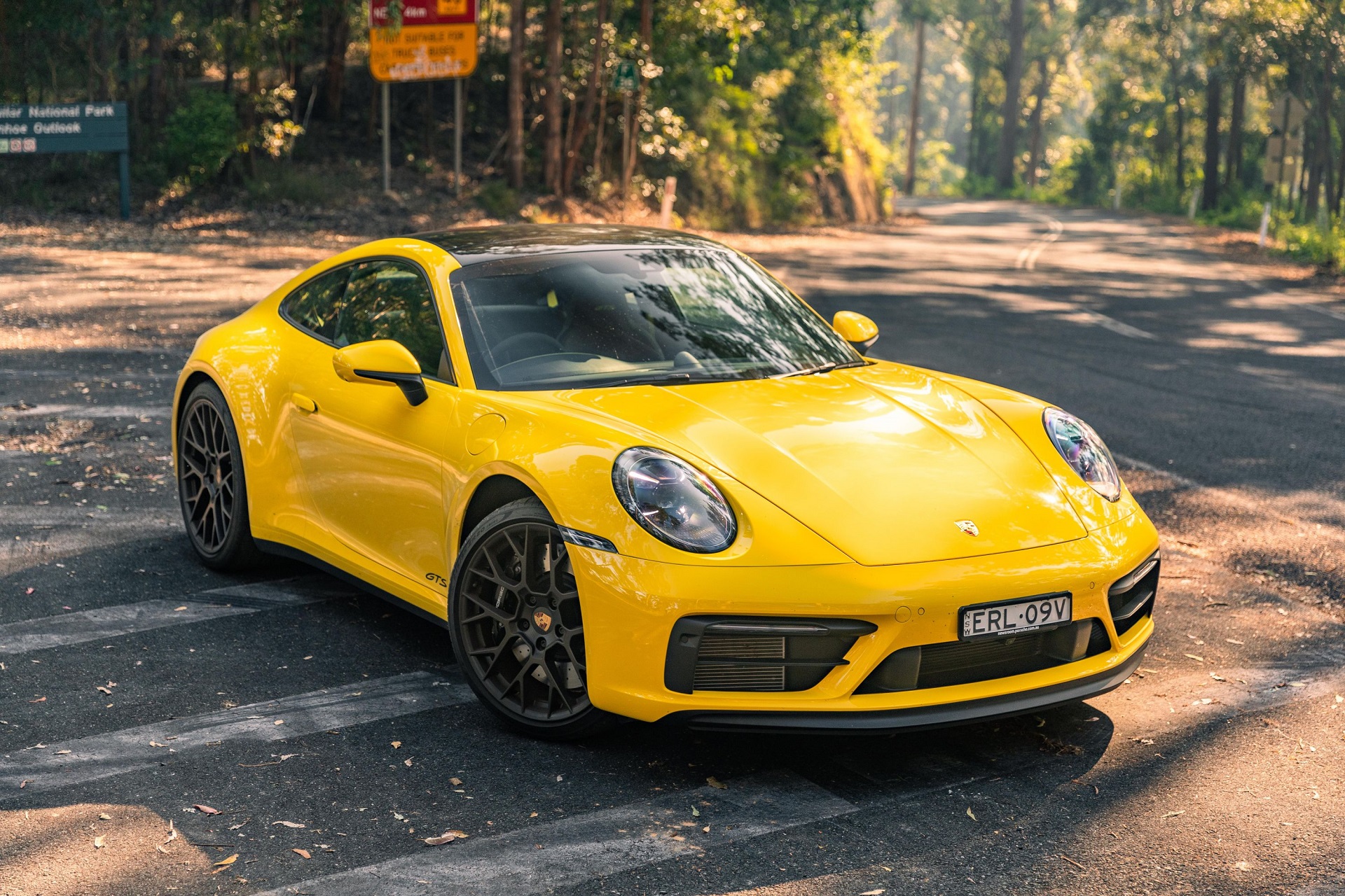 Download 2022 Porsche 911 Carrera GTS - Front Three-Quarter HD Wallpaper 1920x1280 #30