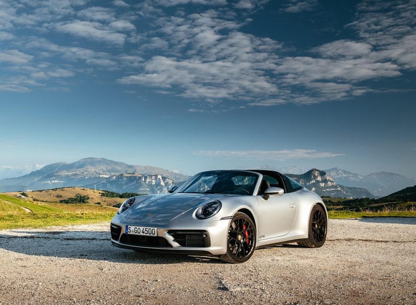 2022 Porsche 911 Targa 4 GTS - Front Three-Quarter Wallpaper 850x624 #43
