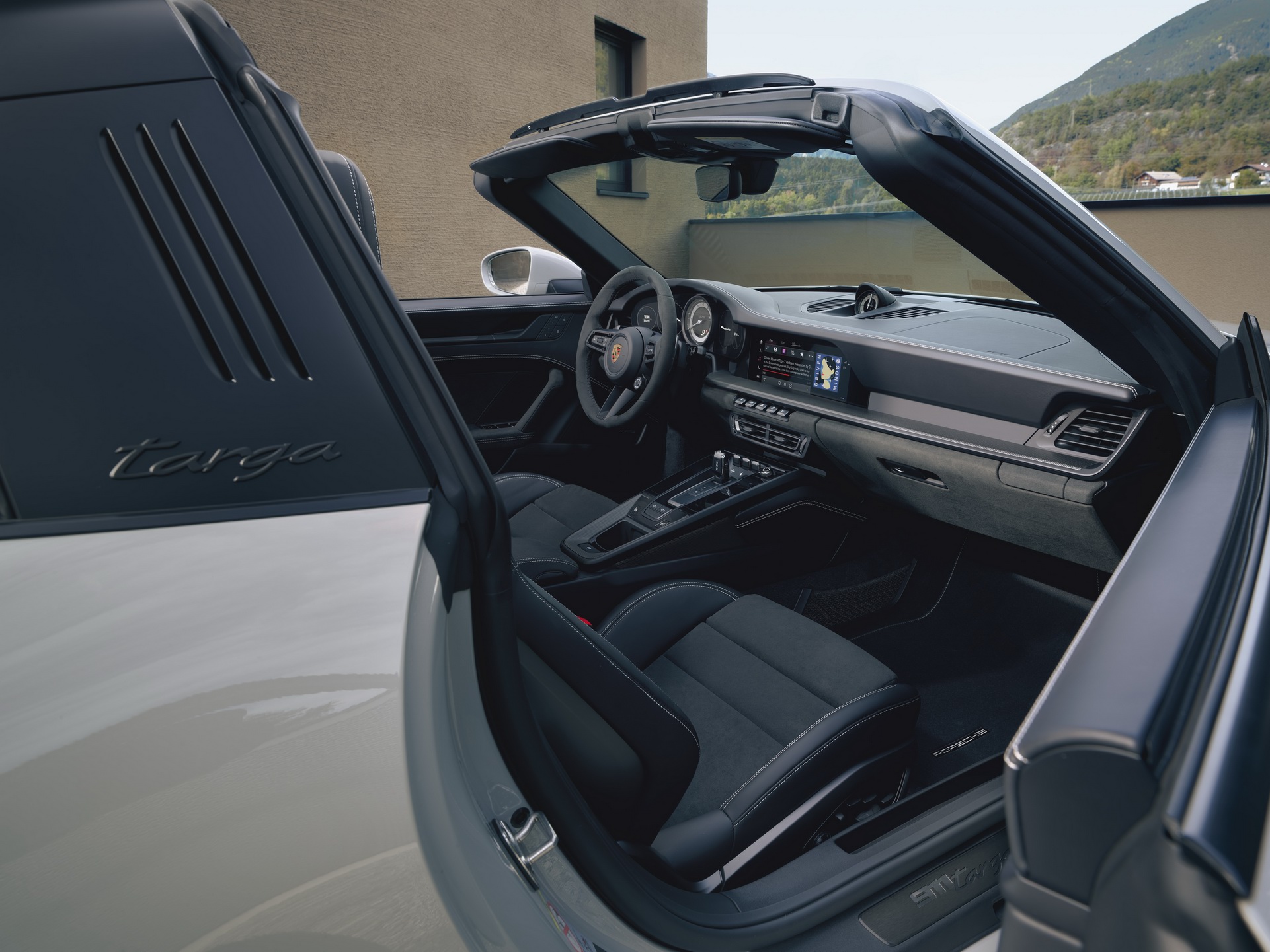 Download 2022 Porsche 911 Targa 4 GTS - Interior HD Wallpaper 1921x1441 #19