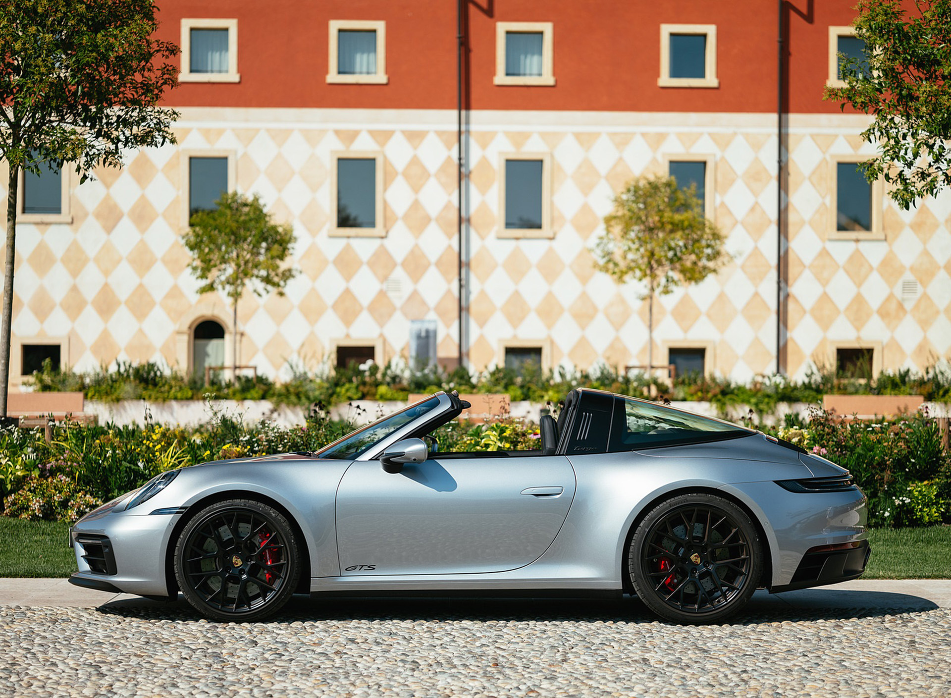 Download 2022 Porsche 911 Targa 4 GTS - Side HD Wallpaper 1920x1409 #54