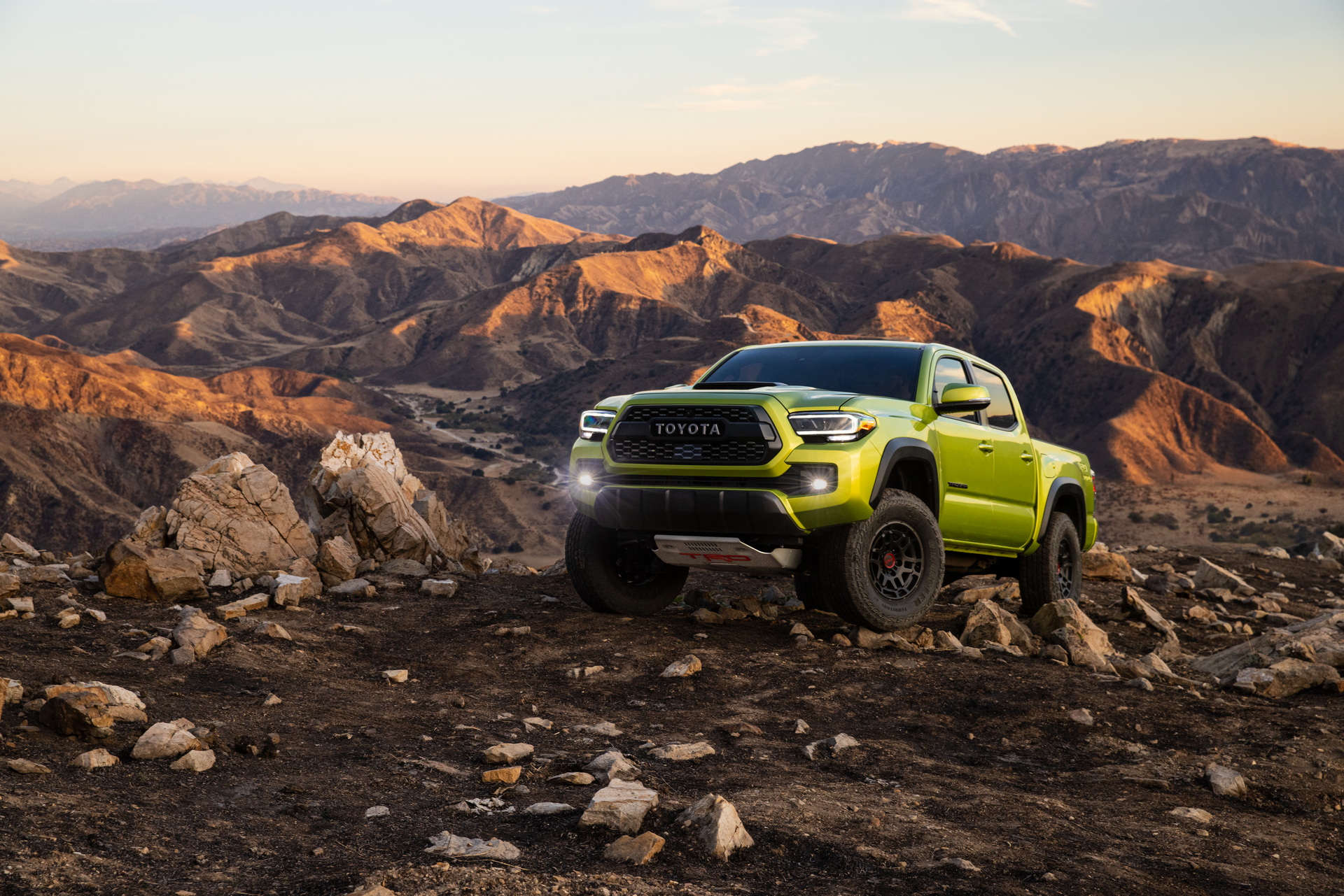 Download 2022 Toyota Tacoma TRD Pro - Front HD Wallpaper 1920x1281 #1