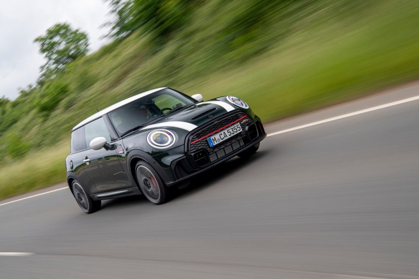 2021 Mini JCW Anniversary Edition - Front Three-Quarter Wallpaper 850x567 #10